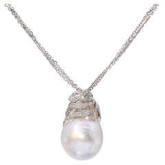 Collana vintage con ciondolo in oro bianco 18 carati con diamanti e perla barocca dei Mari del Sud da 17 mm