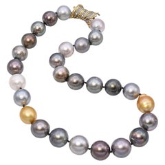 Collier de perles des Mers du Sud multicolores de 15 mm avec fermoir en or jaune 14 carats et diamants