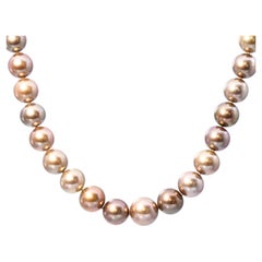 Collier à rangs de perles de Tahiti et de diamants en or jaune 18 carats