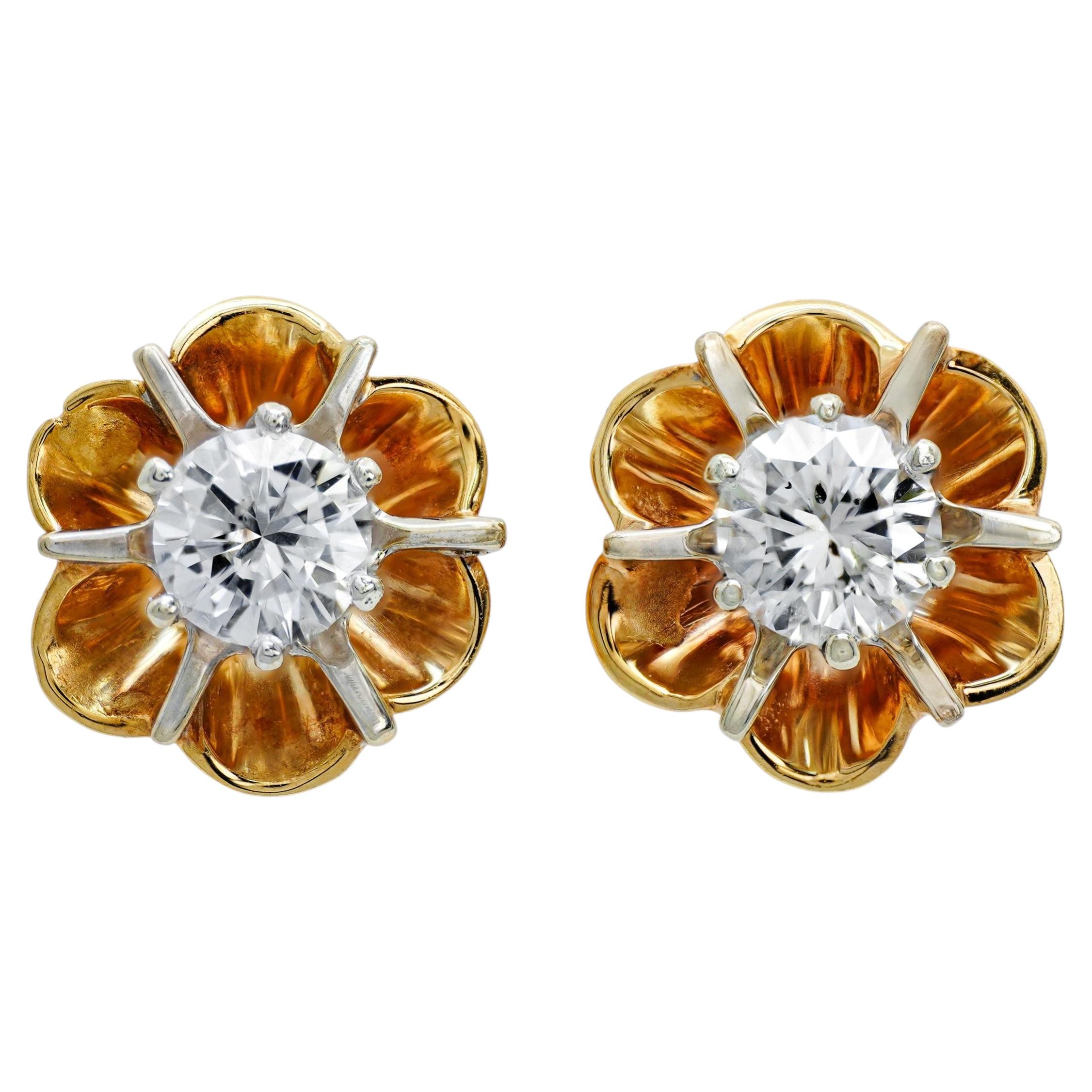 Pendientes de botón vintage de oro amarillo de 12k con motivos florales y diamantes de 0,42 ct en total en venta