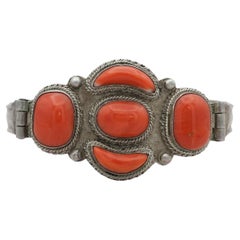 Vintage-Armband aus Sterlingsilber mit roter Koralle und Klappverschluss