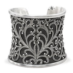 Ensemble composé d’un bracelet manchette, d’une bague et de boucles d’oreilles « Scroll » en argent sterling à motif granulé, signé Lois Hill