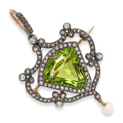 Antike Brosche aus Roségold mit Silberverzierung, einem Diamanten im alten Schliff, einer Naturperle und einem Peridot