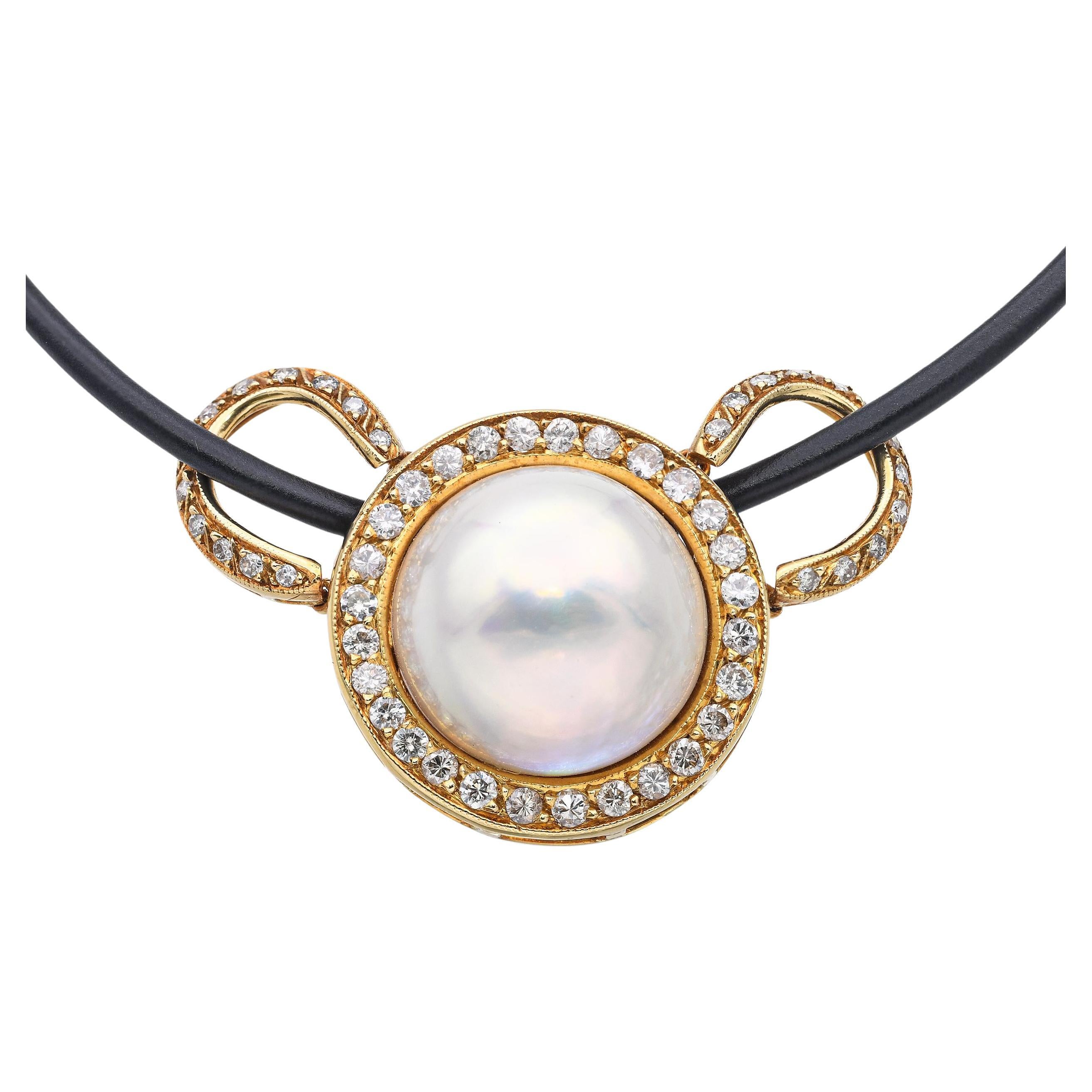 Collana con ciondolo in oro giallo 18k con perle Mabe e diamanti da 1,08tcw di proprietà in vendita