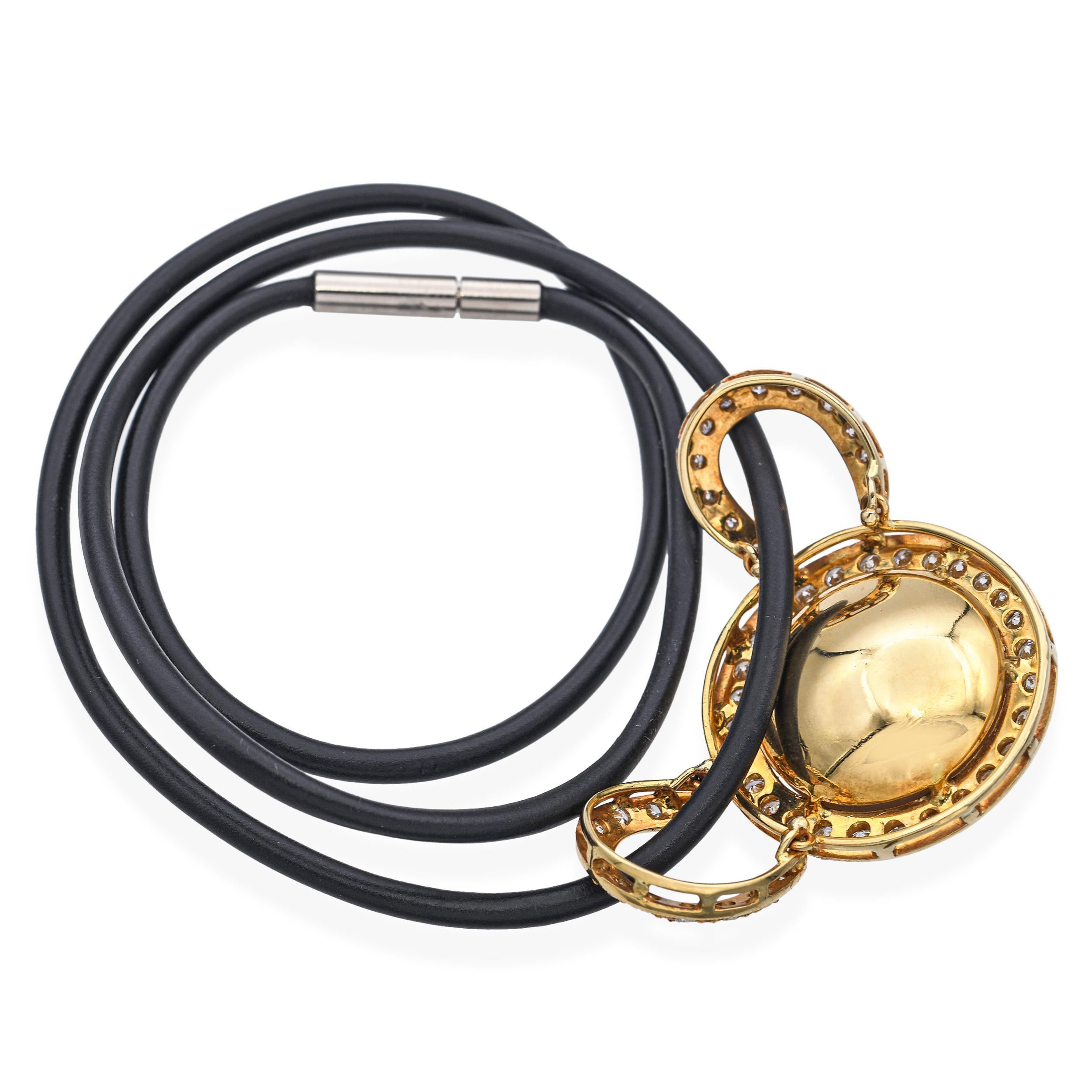 Collana con ciondolo in oro giallo 18k con perle Mabe e diamanti da 1,08tcw di proprietà In condizioni buone in vendita a New York, NY