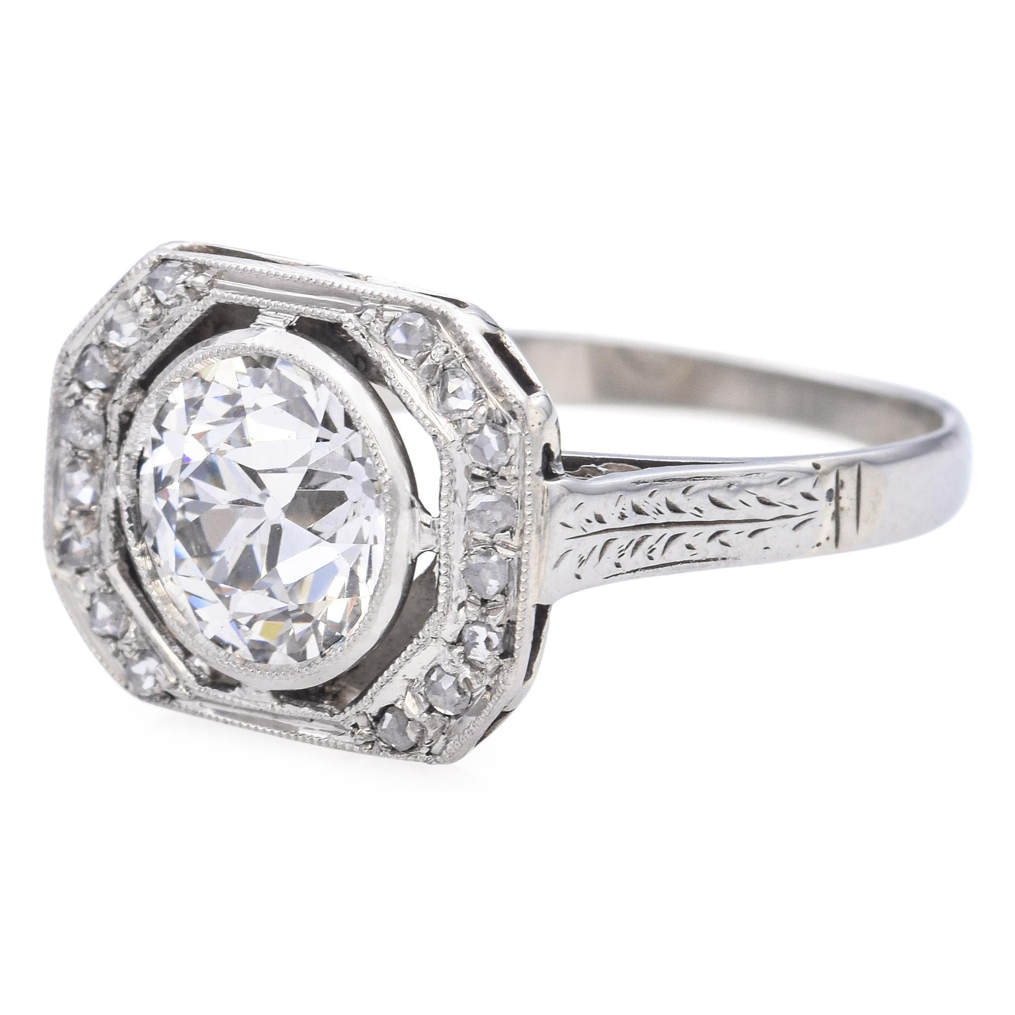 Une bague de fiançailles frappante avec un diamant blanc central, taillé de manière experte pour capter la lumière avec éclat. Le diamant est entouré d'un halo de diamants plus petits, ce qui rehausse son éclat et crée un spectacle captivant.