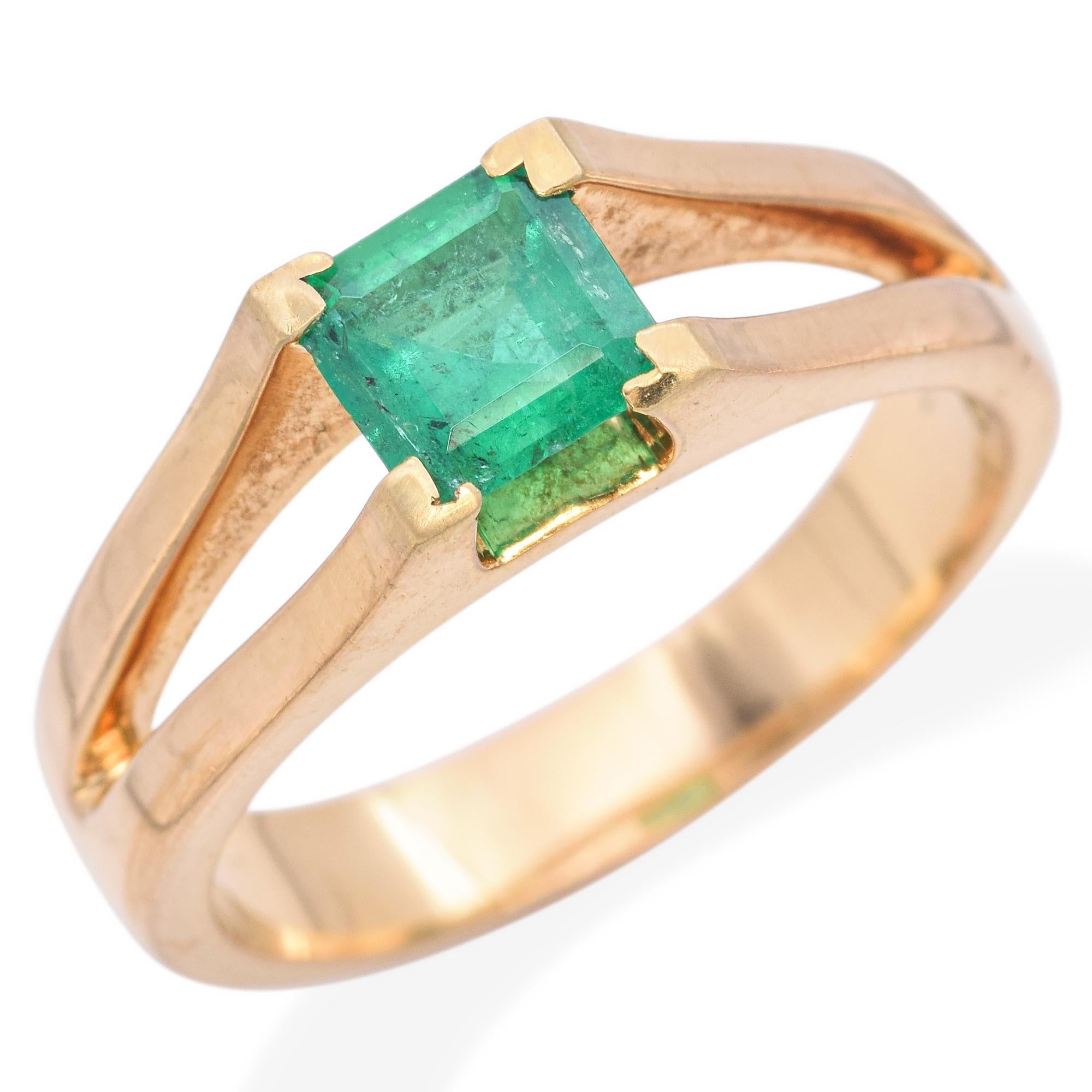 Dieser Ring aus 18 Karat Gelbgold enthält einen Smaragd im Quadratschliff mit einem Gewicht von 0,72 Karat. Der leuchtend grüne Stein ist sicher in einer schlanken, offenen Fassung gefasst, so dass das Licht seine natürliche Schönheit zur Geltung