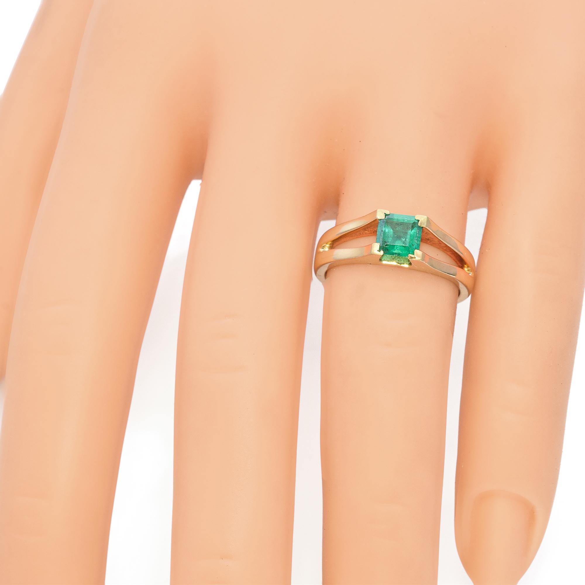 18K Gelbgold 0,72ct Square Cut Smaragd Split Shank Ring im Angebot 1