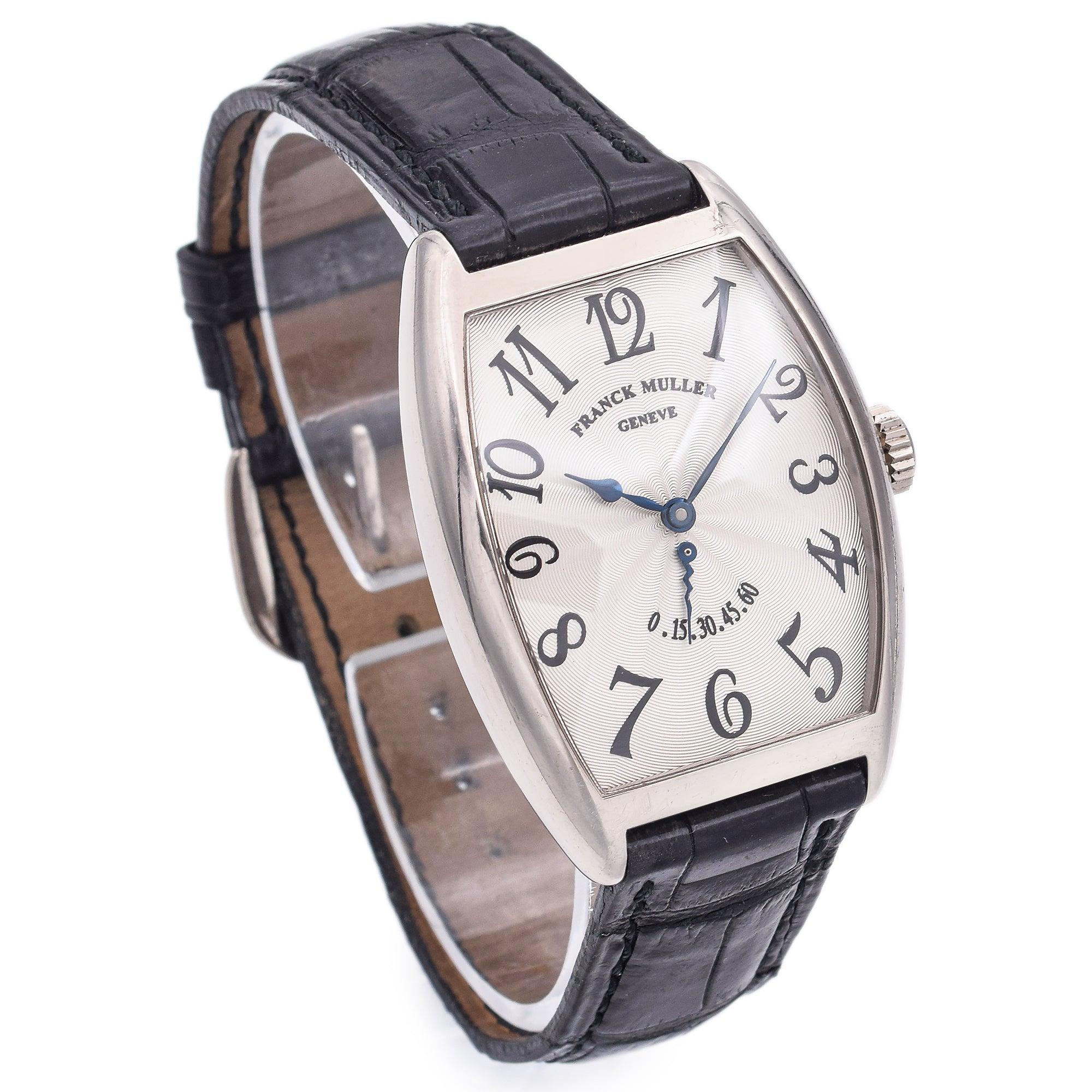 Das Modell 2852, ein raffinierter Herrenzeitmesser von Franck Muller, verfügt über ein poliertes tonneauförmiges Gehäuse aus 18 Karat Weißgold und ein Automatikwerk mit einer retrograden Sekundenkomplikation bei 6 Uhr. Das versilberte Zifferblatt