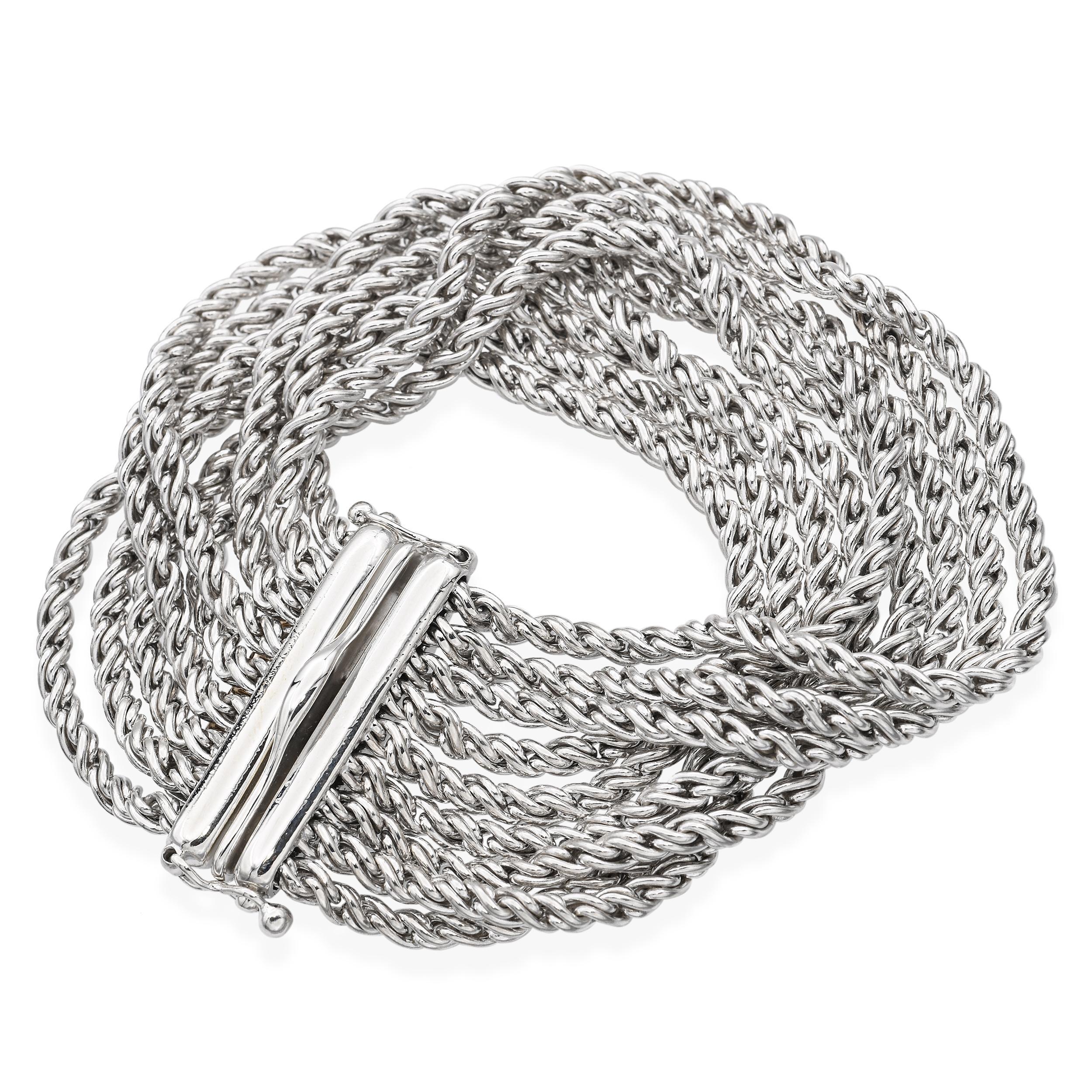 Questo elegante bracciale vintage di Tiffany & Co. presenta un classico design a corda ritorta in argento sterling, rifinito con una chiusura a contrasto in oro giallo 14k per un tocco di calore e lusso. Lo stile audace ma raffinato riflette