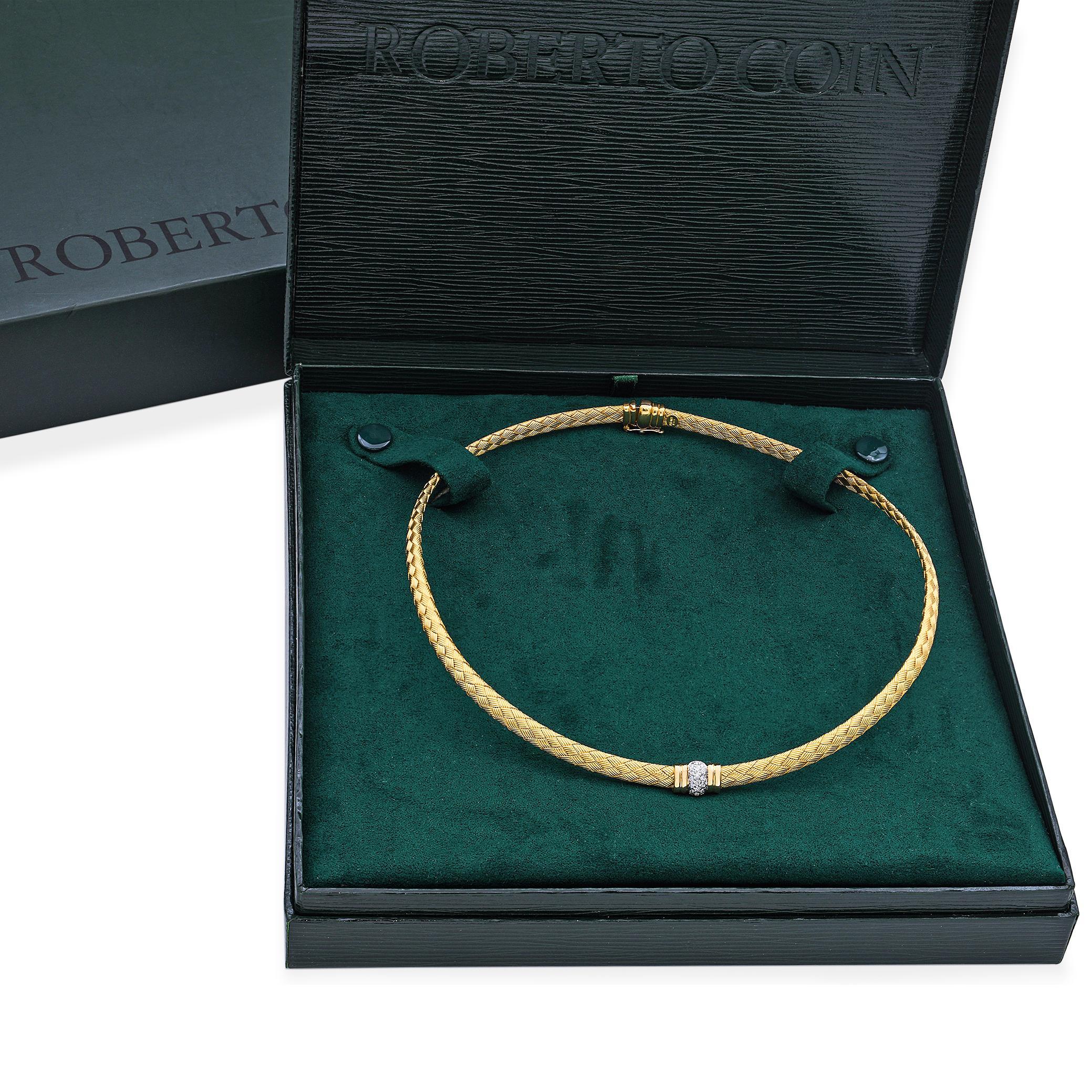 Questa eccezionale collana del rinomato designer italiano Roberto Coin è realizzata in lussuoso oro giallo 18 carati in un raffinato design intrecciato che si adagia magnificamente lungo la scollatura. L'intricata lavorazione dell'oro è impreziosita