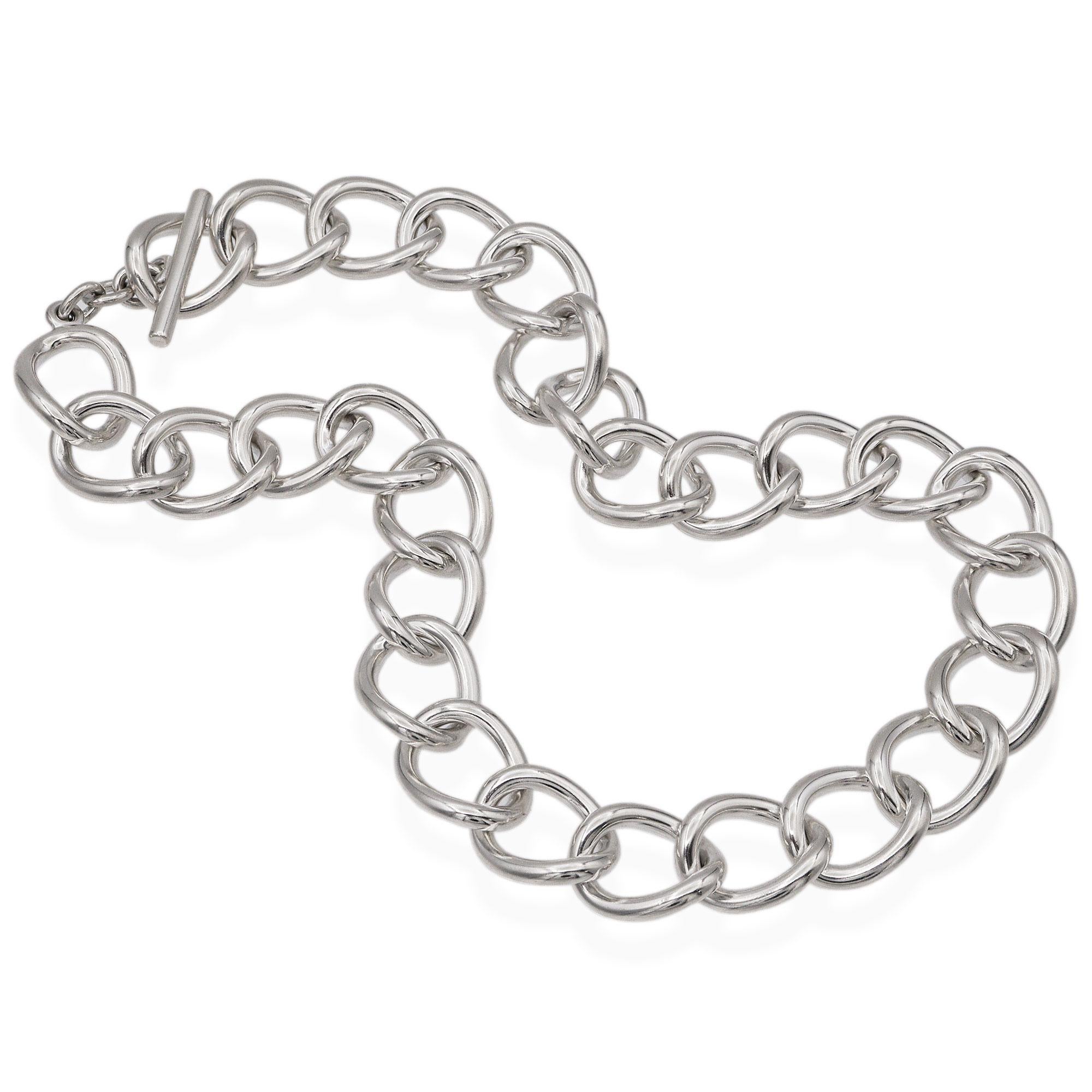 Fai una dichiarazione audace ma senza tempo con questa collana a catena in argento sterling di Jondell Spain. Realizzato in argento sterling, questo pezzo presenta una serie di maglie ovali aperte e lucide che creano una silhouette elegante e