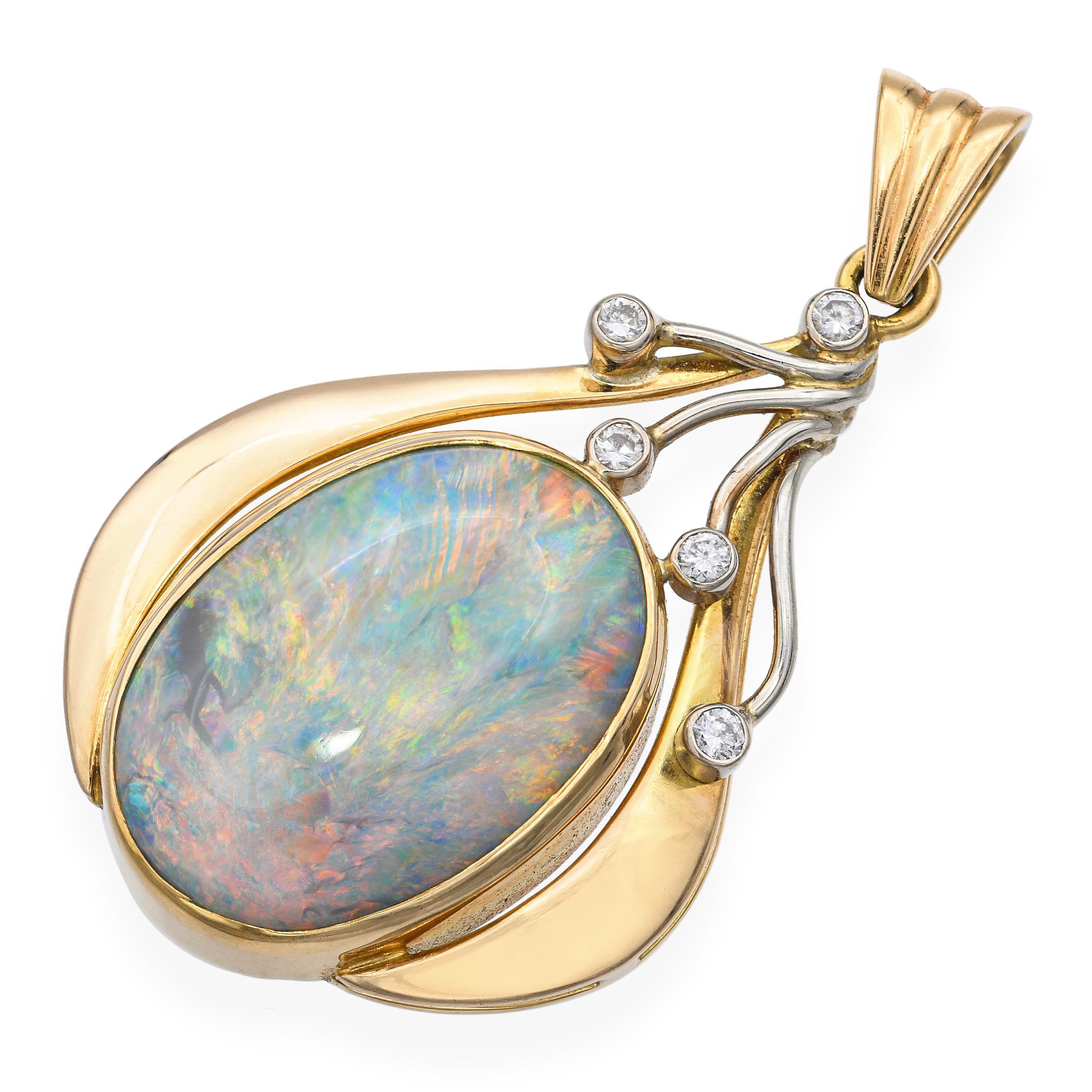 Cet extraordinaire pendentif vintage met en valeur une opale semi-noire lumineuse de 8,75 carats, sertie dans un riche or jaune 18 carats. L'opale présente un jeu de couleurs vibrant avec des éclats de rose, de bleu et d'orange ardent dansant sur
