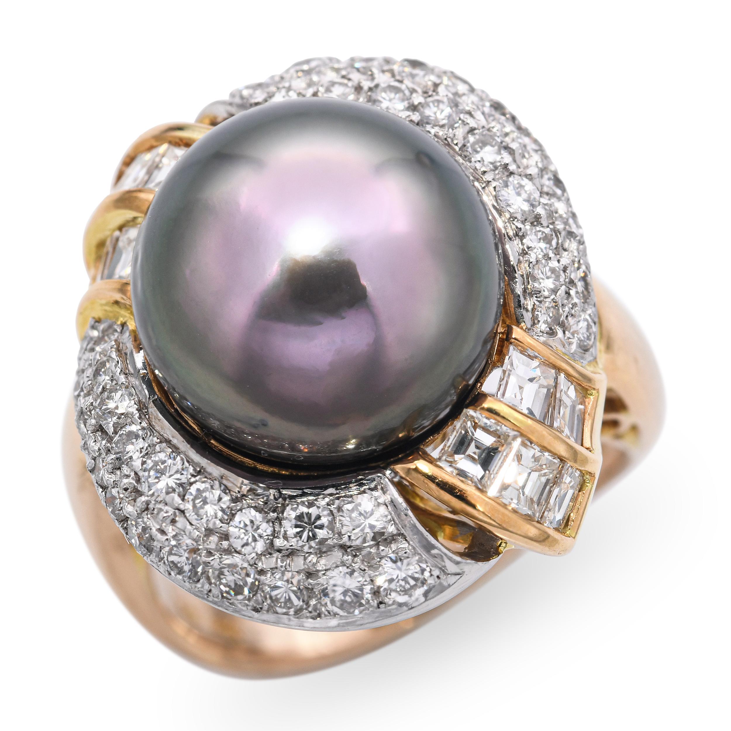 Cette bague exquise est réalisée en or jaune 18 carats et présente en son centre une perle de Tahiti lustrée, prisée pour ses tons profonds et naturellement iridescents. La perle est entourée d'un halo de diamants blancs sertis en pavé, ajoutant un