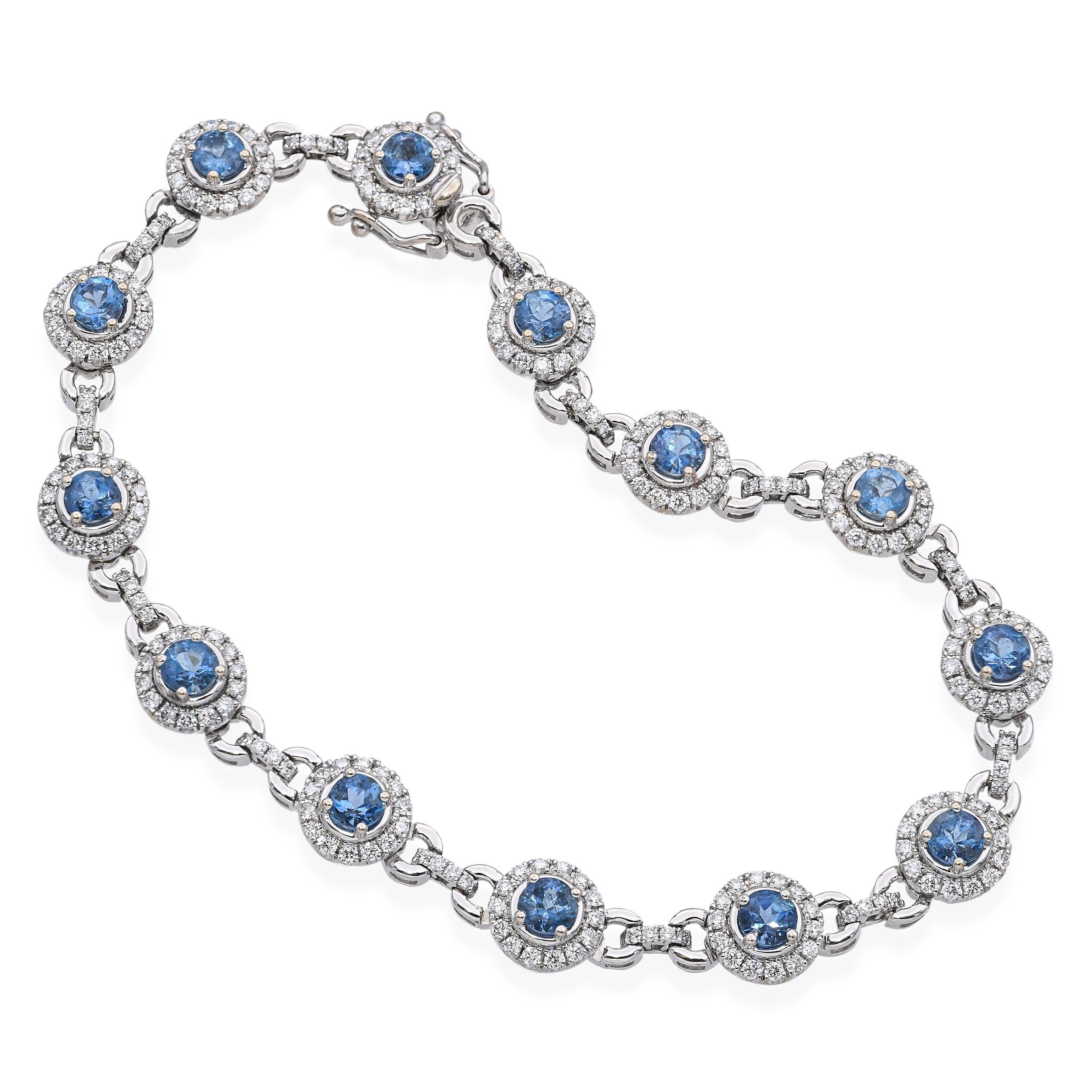 Ce superbe bracelet en or blanc 18 carats est orné de 2,20 carats d'aigue-marine, pierre précieuse très saturée, appréciée pour sa teinte bleue océanique très vive. Accentué par 1,10 carats de diamants blancs brillants, le bracelet brille d'une