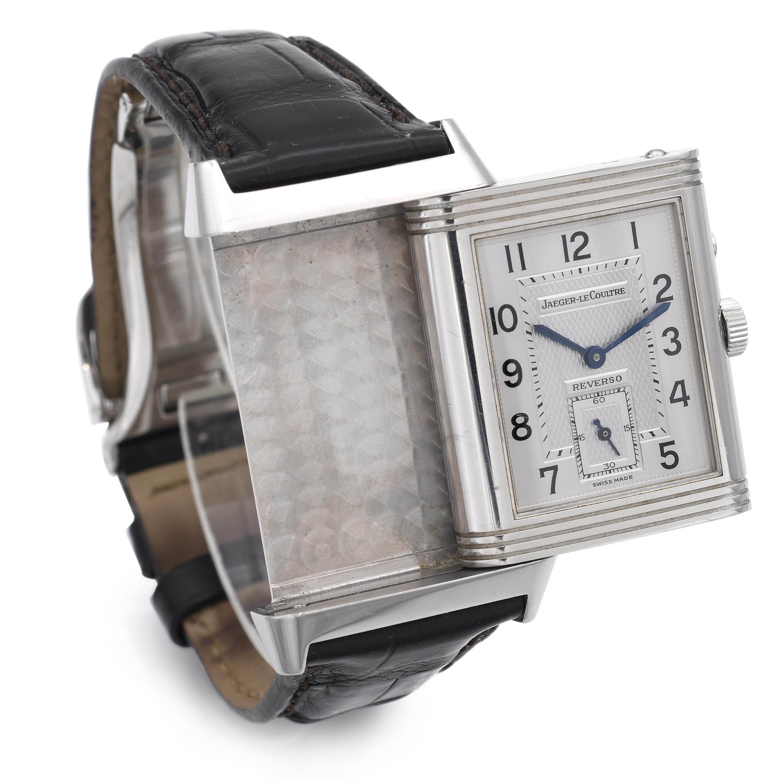 Expresión sofisticada del diseño Art Déco y la maestría técnica, el Jaeger-LeCoultre Reverso Duo ofrece funcionalidad de doble huso horario dentro de la emblemática caja reversible de la marca. Este modelo presenta una caja rectangular de acero
