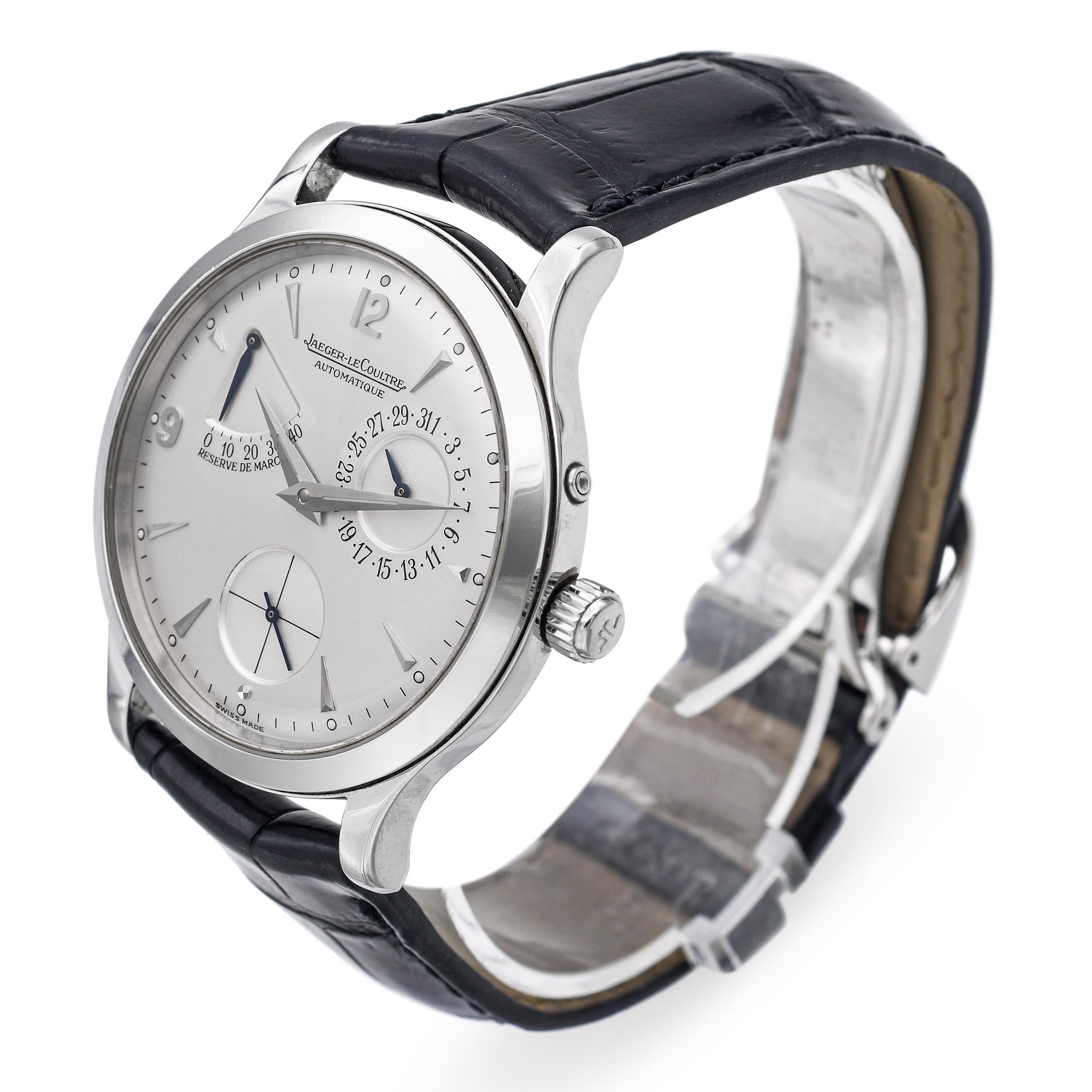 Die Jaeger-LeCoultre Master Reserve de Marche ist eine Verkörperung der raffinierten Uhrmacherkunst und bietet raffinierte Komplikationen in einem schlanken und eleganten Gehäuse. Das runde, aus poliertem Edelstahl gefertigte Gehäuse beherbergt ein