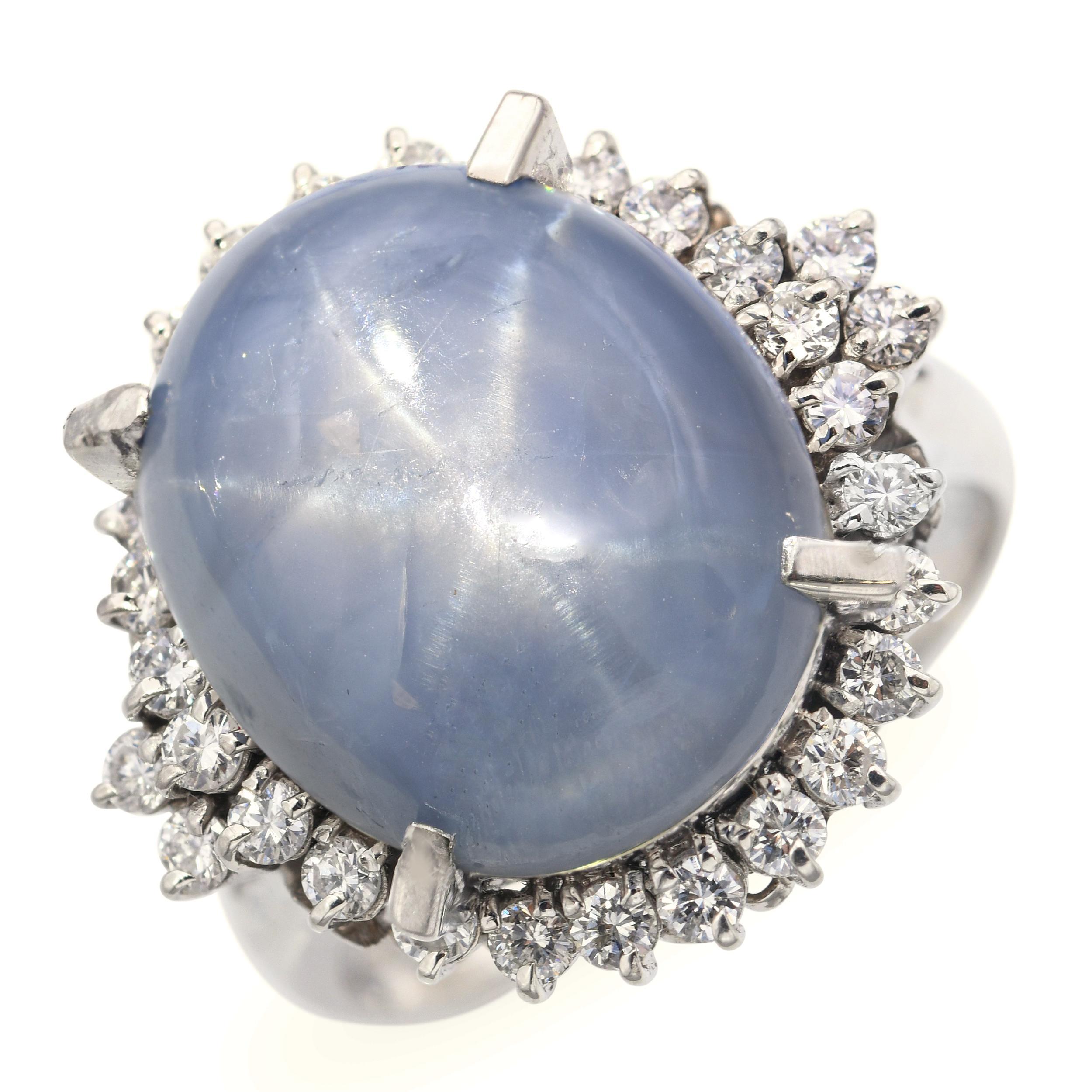 Questo eccezionale anello vintage è realizzato in lussuoso platino e presenta uno zaffiro stellato da 11,91 carati, noto per il suo particolare asterismo, una stella luminosa a sei raggi che scivola sulla superficie sotto la luce diretta. La