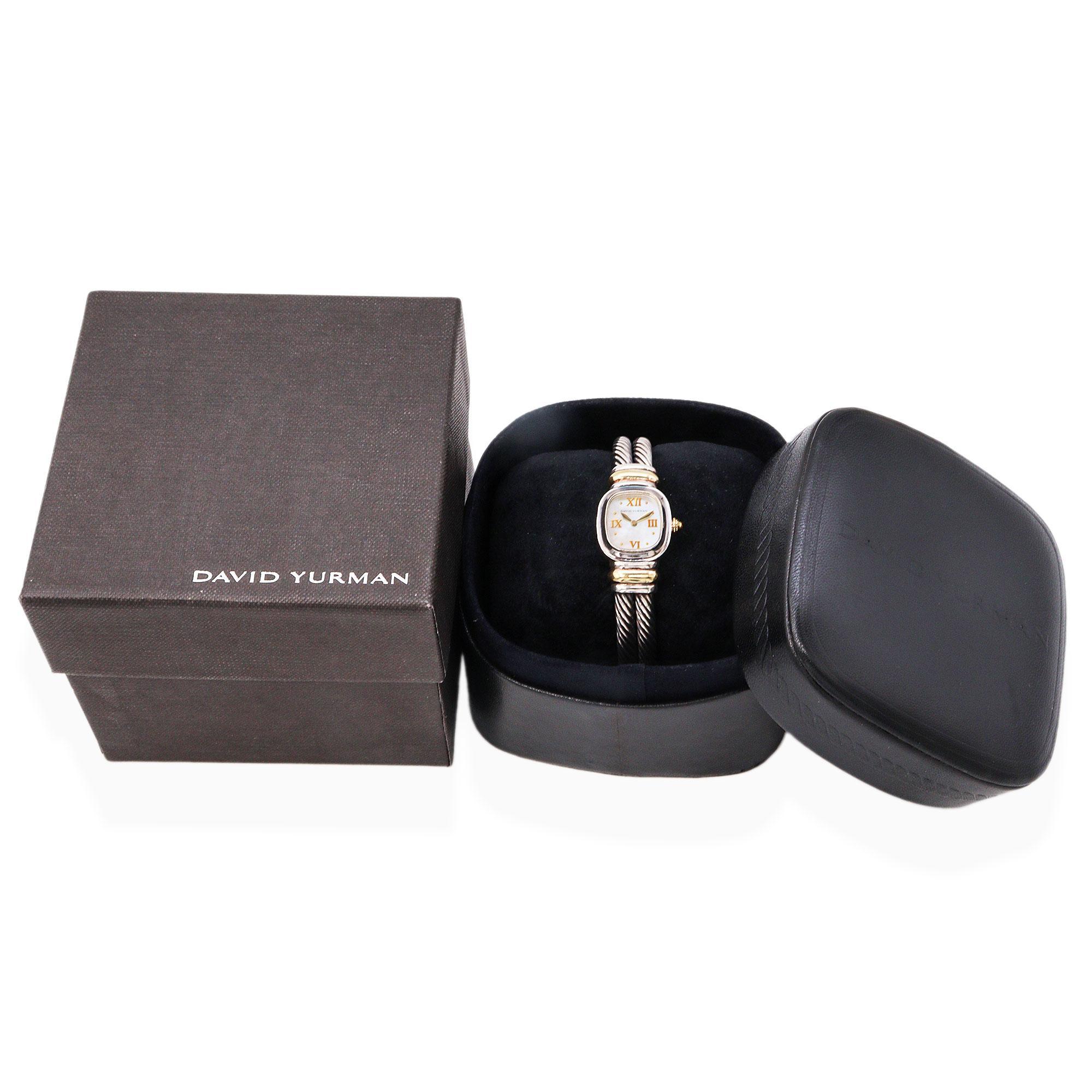 Erhöhen Sie Ihre alltägliche Eleganz mit dieser raffinierten David Yurman Damenuhr, die im ikonischen zweifarbigen Kabelstil gefertigt ist. Dieser Zeitmesser mit einem Gehäuse aus Sterlingsilber und goldenen Akzenten verfügt über ein raffiniertes