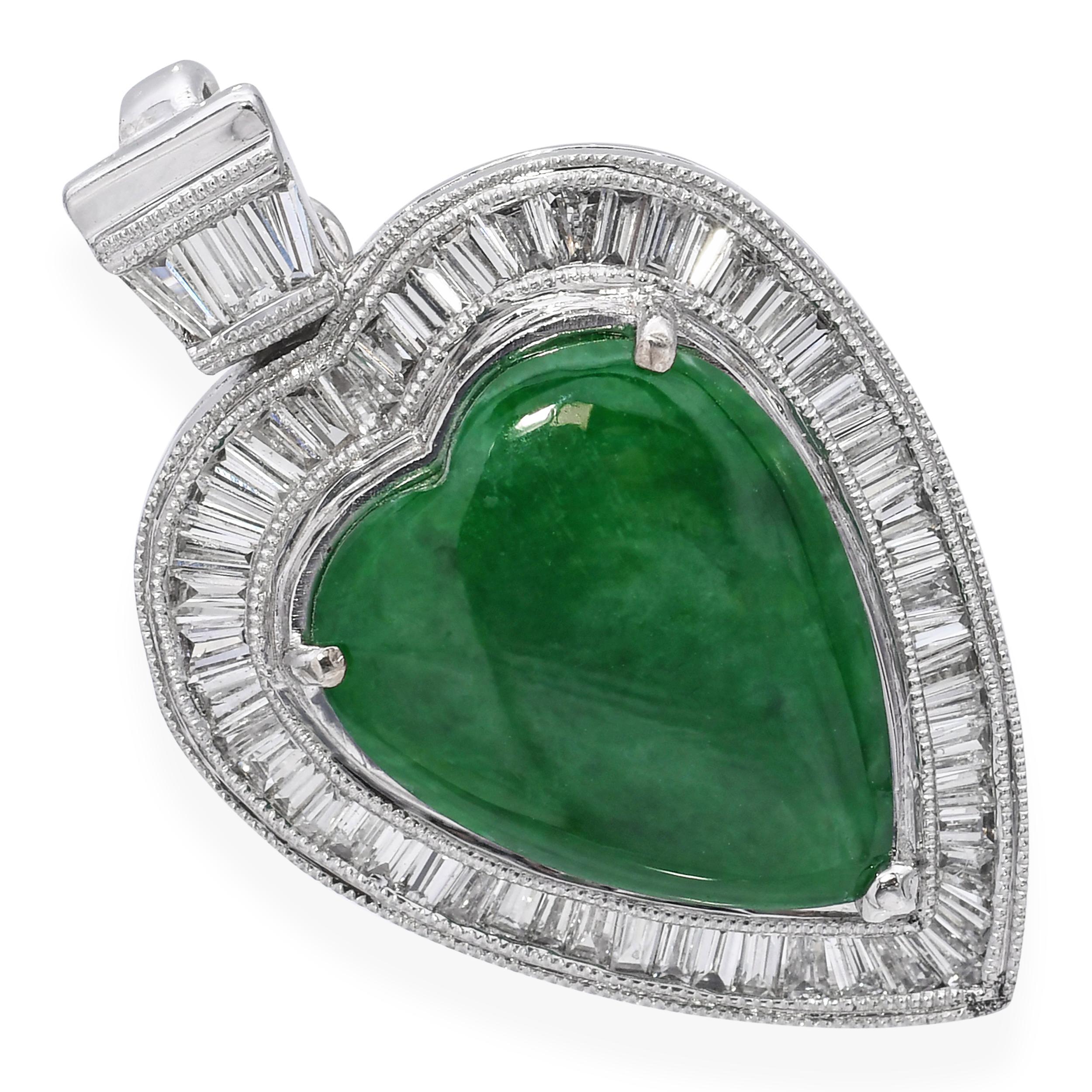 Questo elegante ciondolo vintage è realizzato in lussuoso oro bianco 18 carati e presenta un cuore di giada splendidamente intagliato, simbolo di armonia e protezione. Intorno alla giada ci sono 0,85 carati totali di diamanti scintillanti,