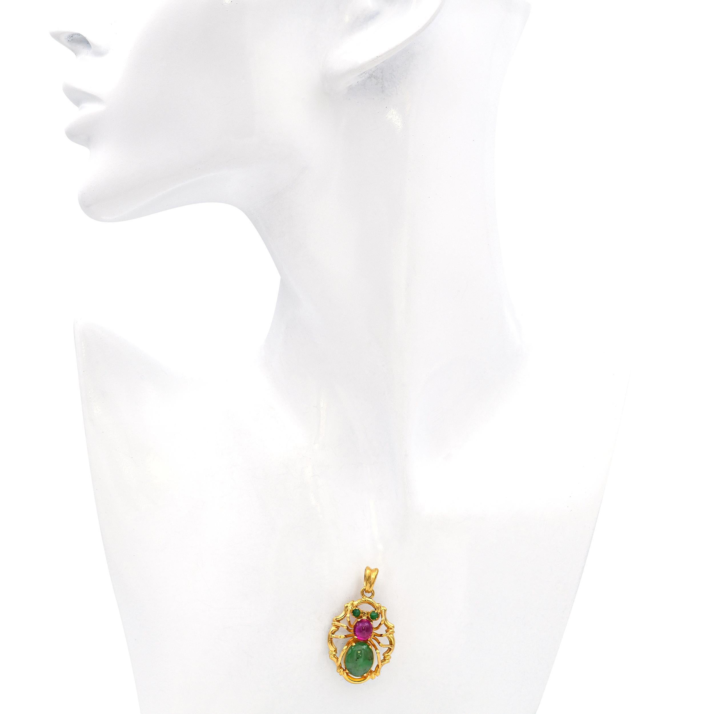 Taille cabochon Pendentif araignée vintage en or jaune 21k en jade et rubis synthétique en vente