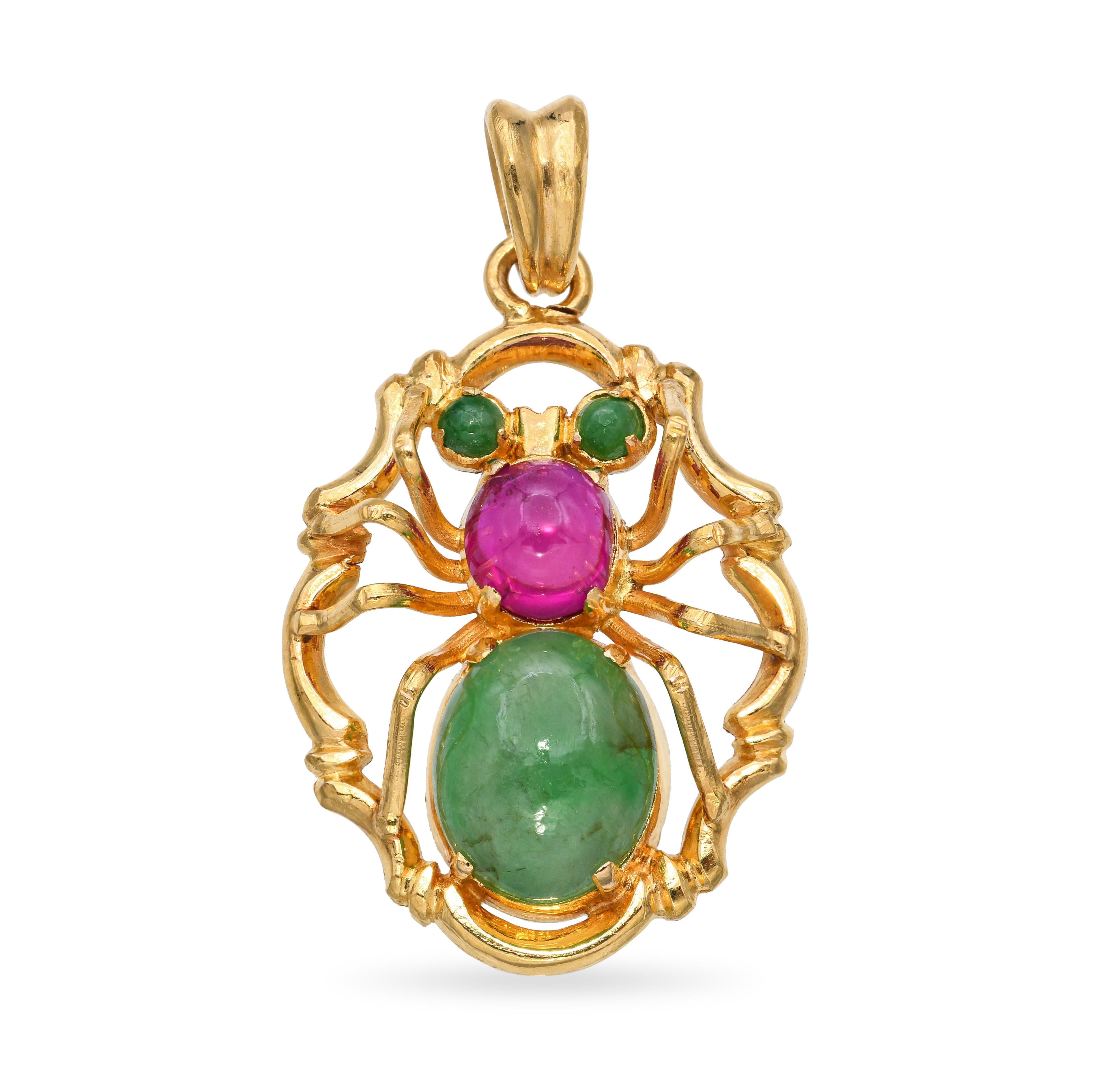 Ce pendentif vintage unique est réalisé en or jaune 21k rare et de grande pureté et représente une araignée saisissante dont le corps est en jade. L'abdomen de l'araignée est rehaussé de cabochons de rubis synthétiques vifs, qui ajoutent une touche