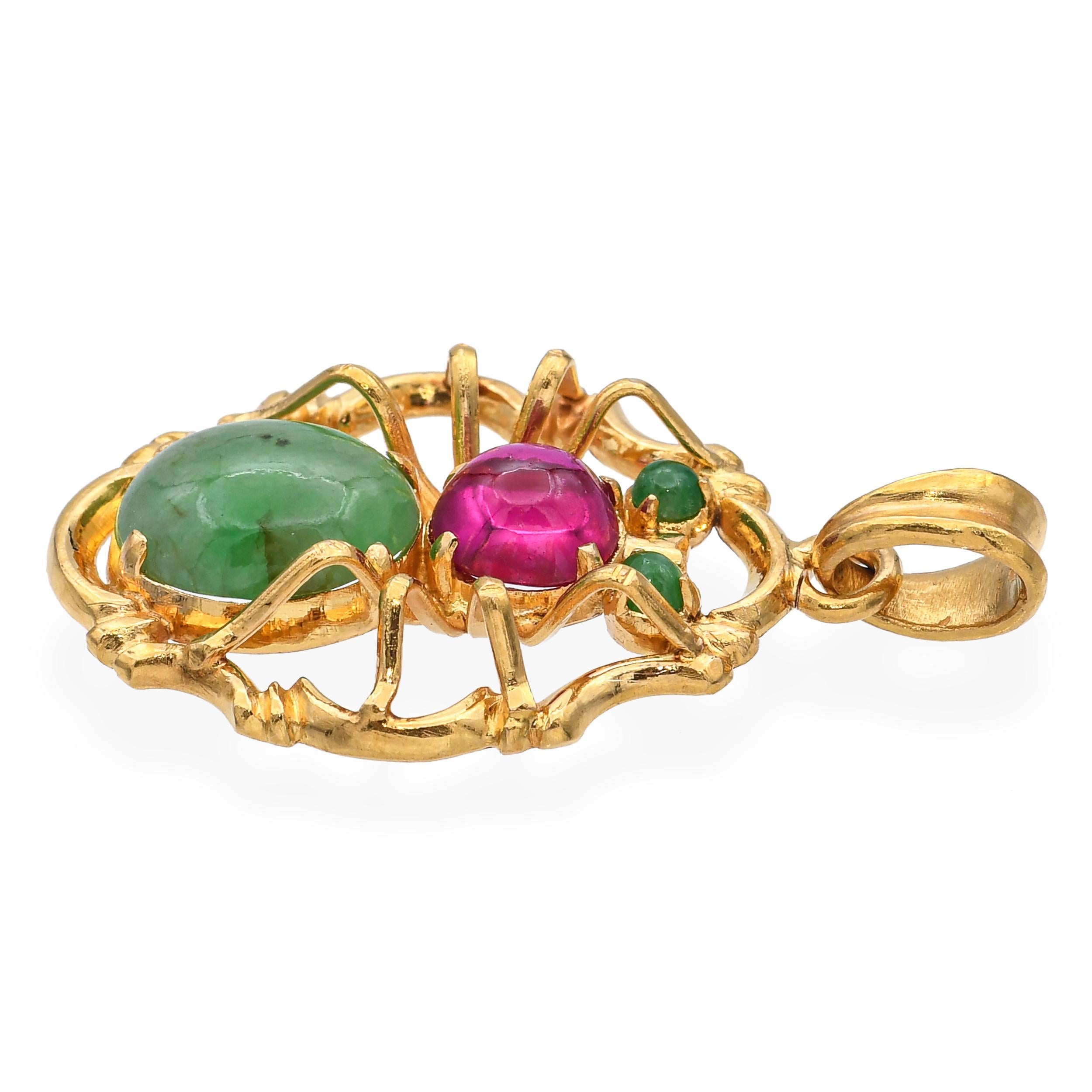 Pendentif araignée vintage en or jaune 21k en jade et rubis synthétique Bon état - En vente à New York, NY