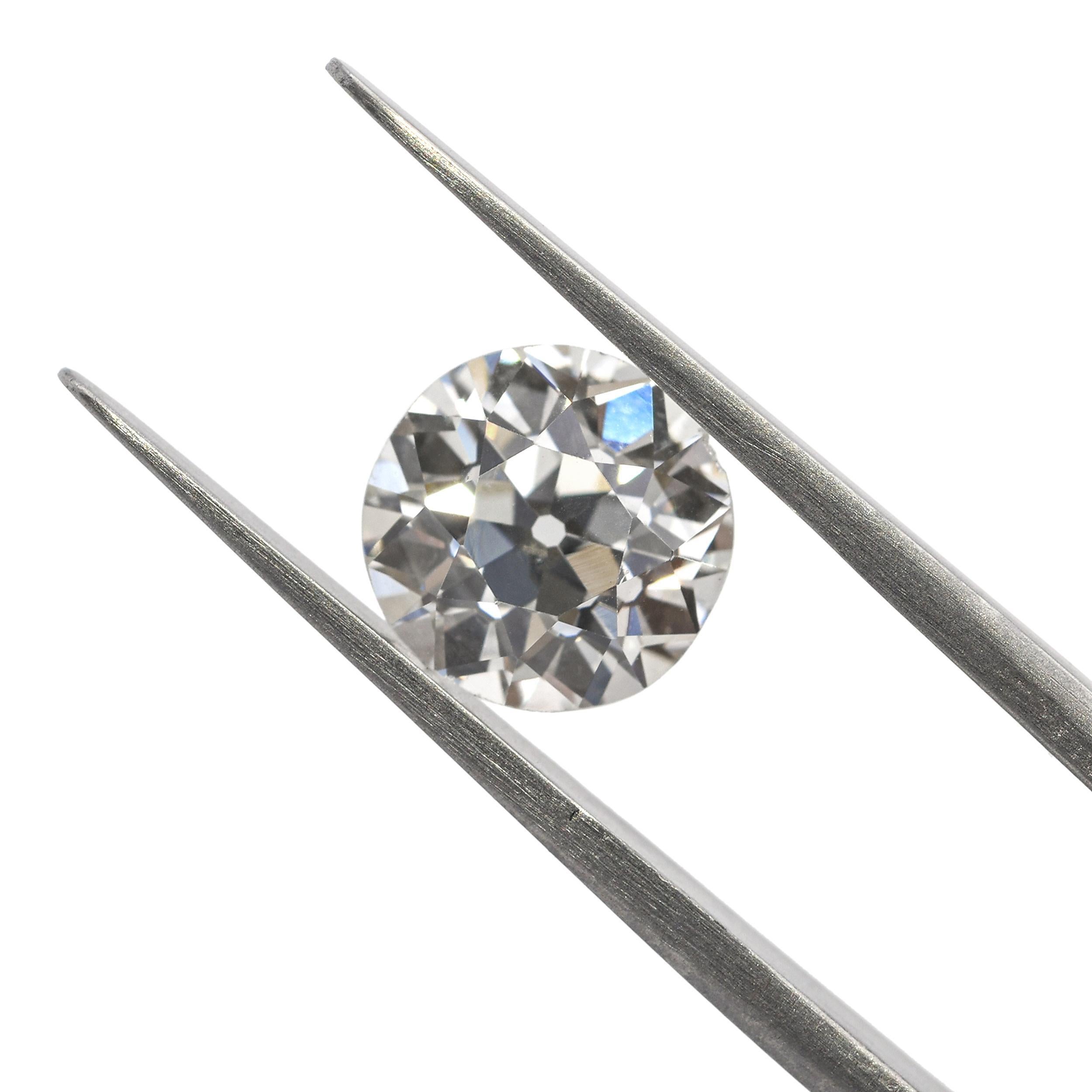 Questo splendido diamante con taglio Old European da 1,49 carati, certificato GIA, è caratterizzato da un fascino vintage senza tempo e da una sicurezza moderna. Classificata di colore J e purezza VS2, la pietra offre una brillantezza e una