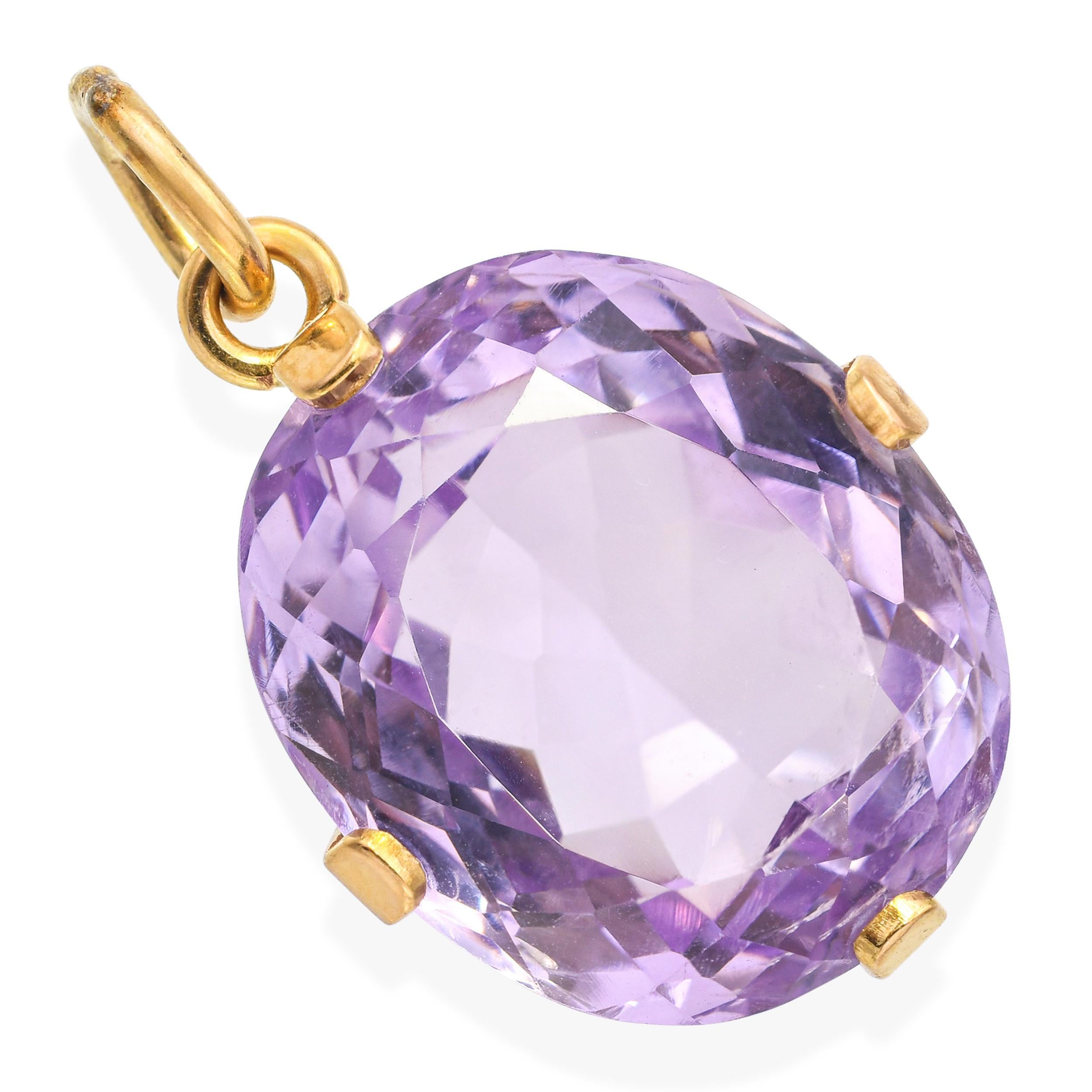 Ce pendentif vintage exceptionnel est réalisé en or jaune 15k et met en valeur une magnifique améthyste de 18,6 carats, célèbre pour sa riche teinte violette et sa taille impressionnante. La pierre précieuse est facettée de manière experte pour