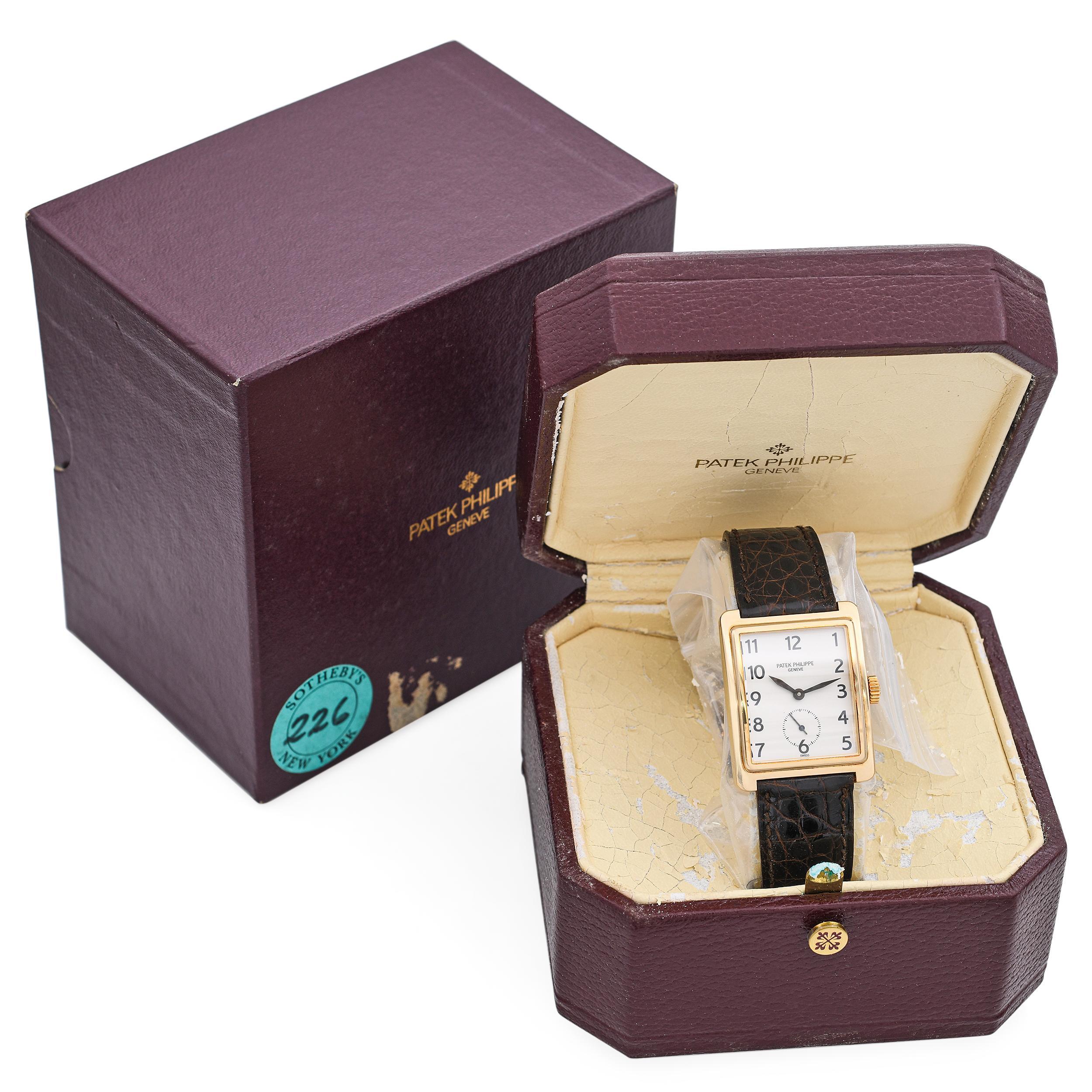 Esempio di lusso sobrio e di raffinato design di ispirazione Art Déco, questo Patek Philippe Gondolo Ref. 5010 è una masterclass di eleganza orologiera. Realizzata in oro giallo massiccio 18 carati, la cassa rettangolare si distingue per le sue