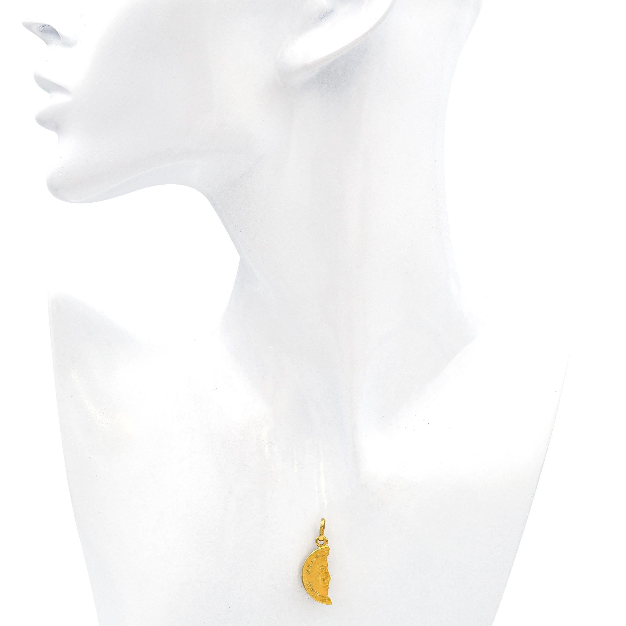 Uno A-Erre Or jaune 18k Italien romantique Love Token Moon Charm Pendentif Bon état - En vente à New York, NY