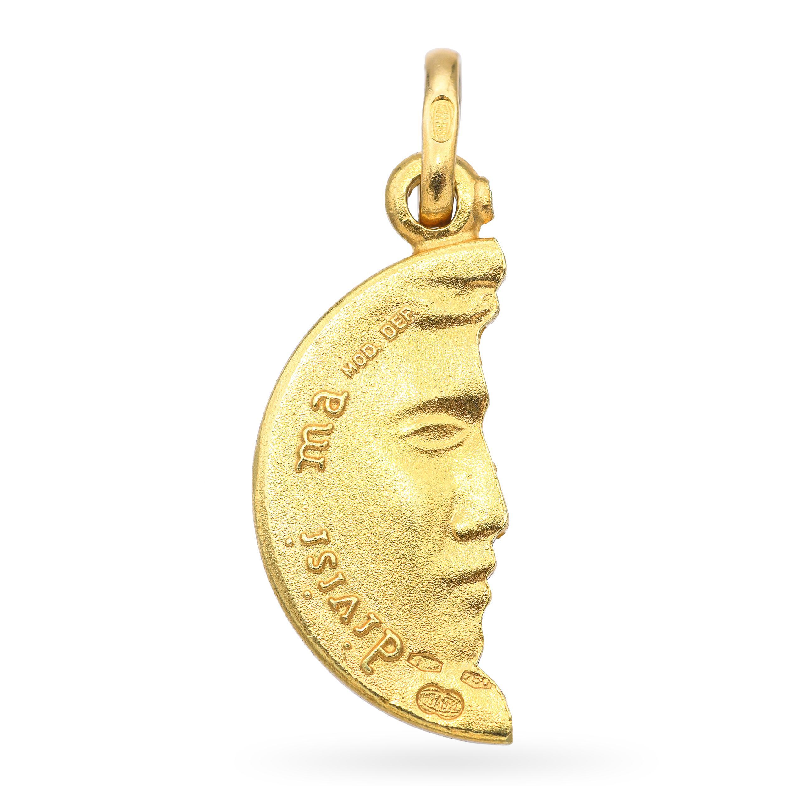 Symbole émouvant d'une connexion au-delà de la distance et du temps, ce gage d'amour italien vintage est réalisé en or jaune 18 carats et présente un motif fendu en demi-lune, qui faisait à l'origine partie d'une paire assortie. Gravée de la phrase