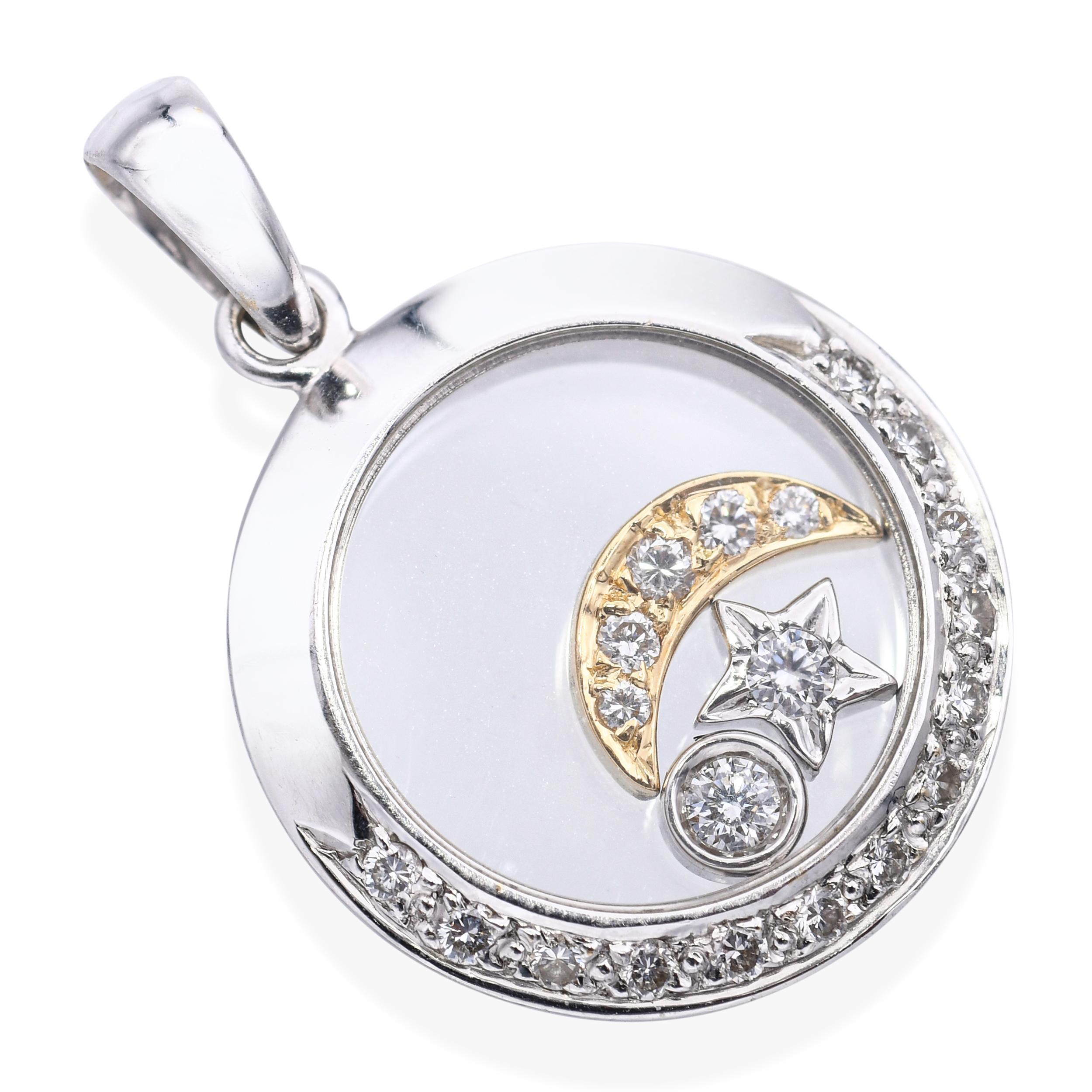 Ce pendentif enchanteur présente un design céleste réalisé en or blanc 18 carats lumineux, avec un délicat motif de lune et d'étoiles flottantes. Accentuée de diamants brillants qui scintillent comme la lumière des étoiles, la pièce capture la magie