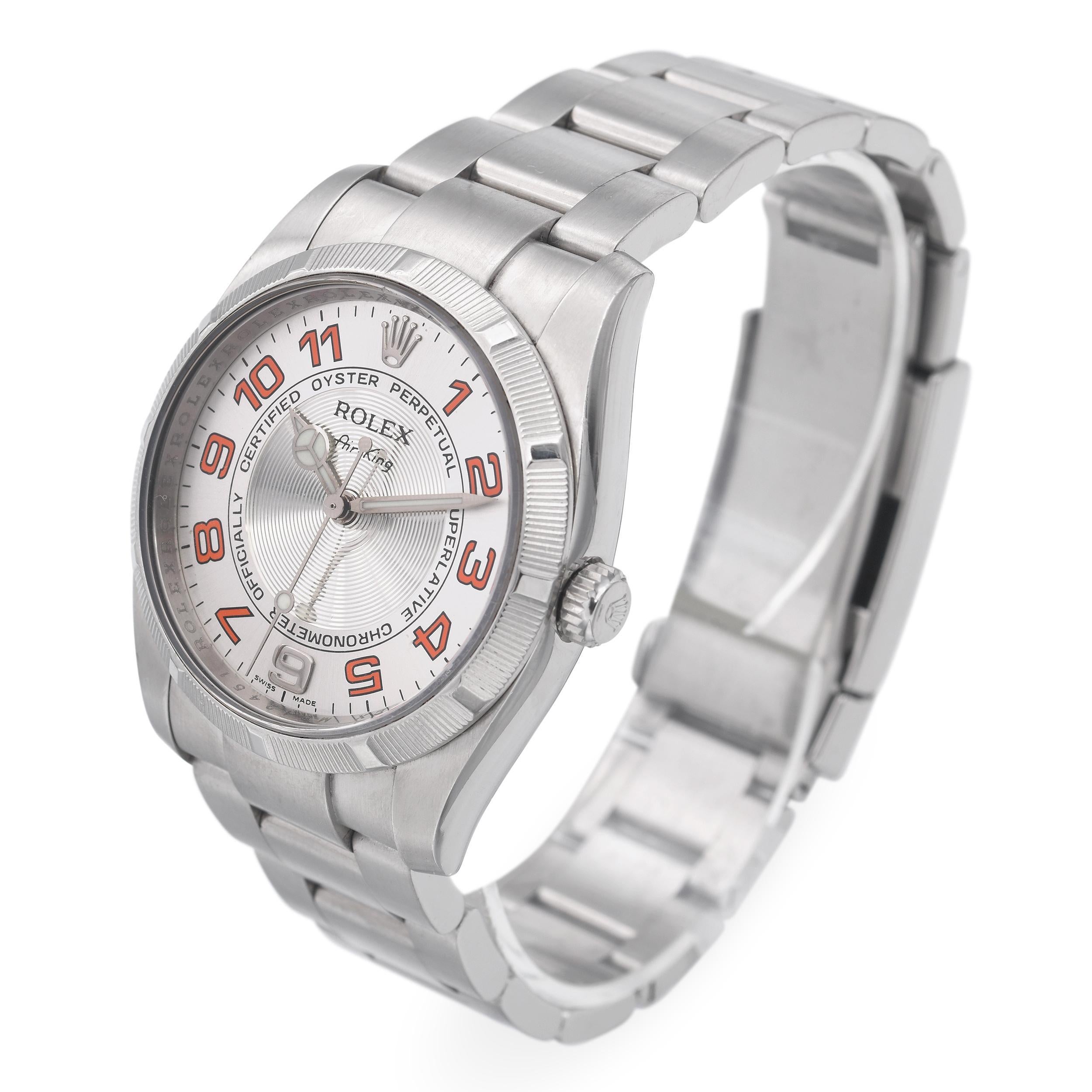 Diese kühne und unverwechselbare Rolex Air-King Edelstahl-Automatikuhr für Herren ist eine sportliche Interpretation des von der Luftfahrt inspirierten Erbes der Marke. Das robuste Oyster-Gehäuse aus Edelstahl mit geriffelter Lünette und gebürstetem