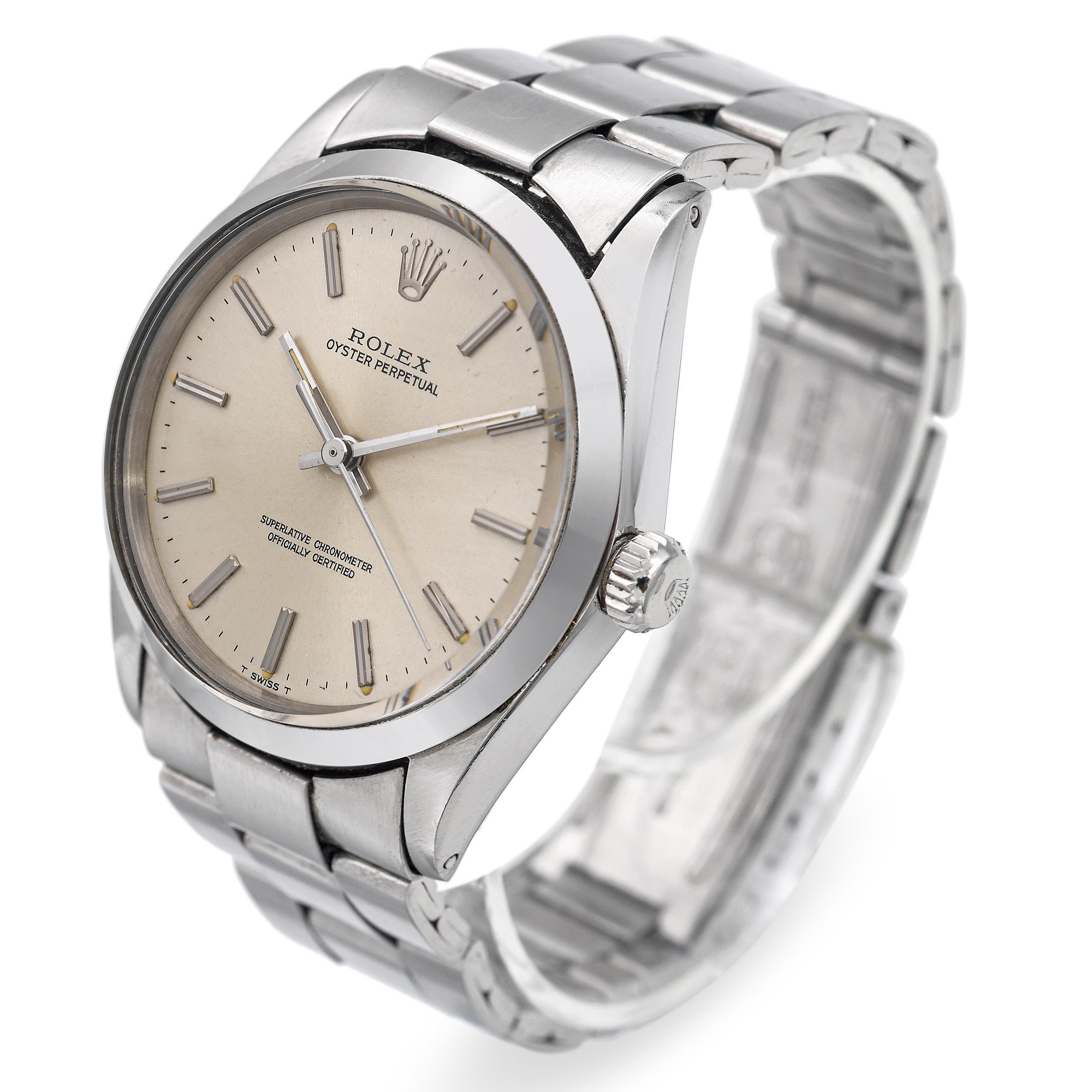 Este Reloj Automático Rolex Oyster Perpetual de Acero Inoxidable, un referente de elegancia y precisión atemporales, ejemplifica la dedicación de la marca al diseño minimalista y la artesanía superior. Alojado en una robusta caja de acero