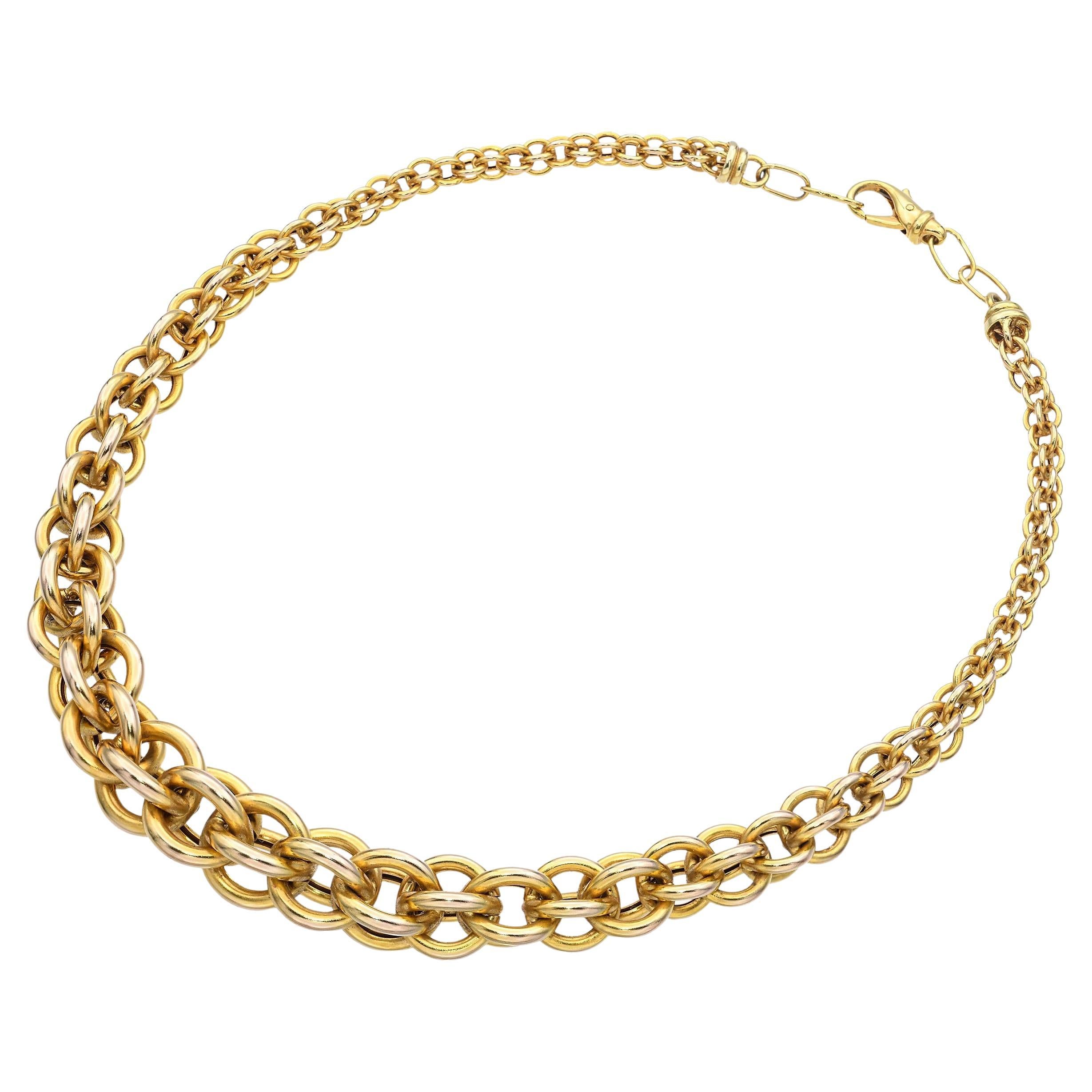 Elegant collier à chaîne en or jaune 14k par UnoAErre. Ce collier exquis présente une série de maillons en or imbriqués les uns dans les autres, créant un design sophistiqué et intemporel. Le travail artisanal met en valeur la riche teinte de l'or