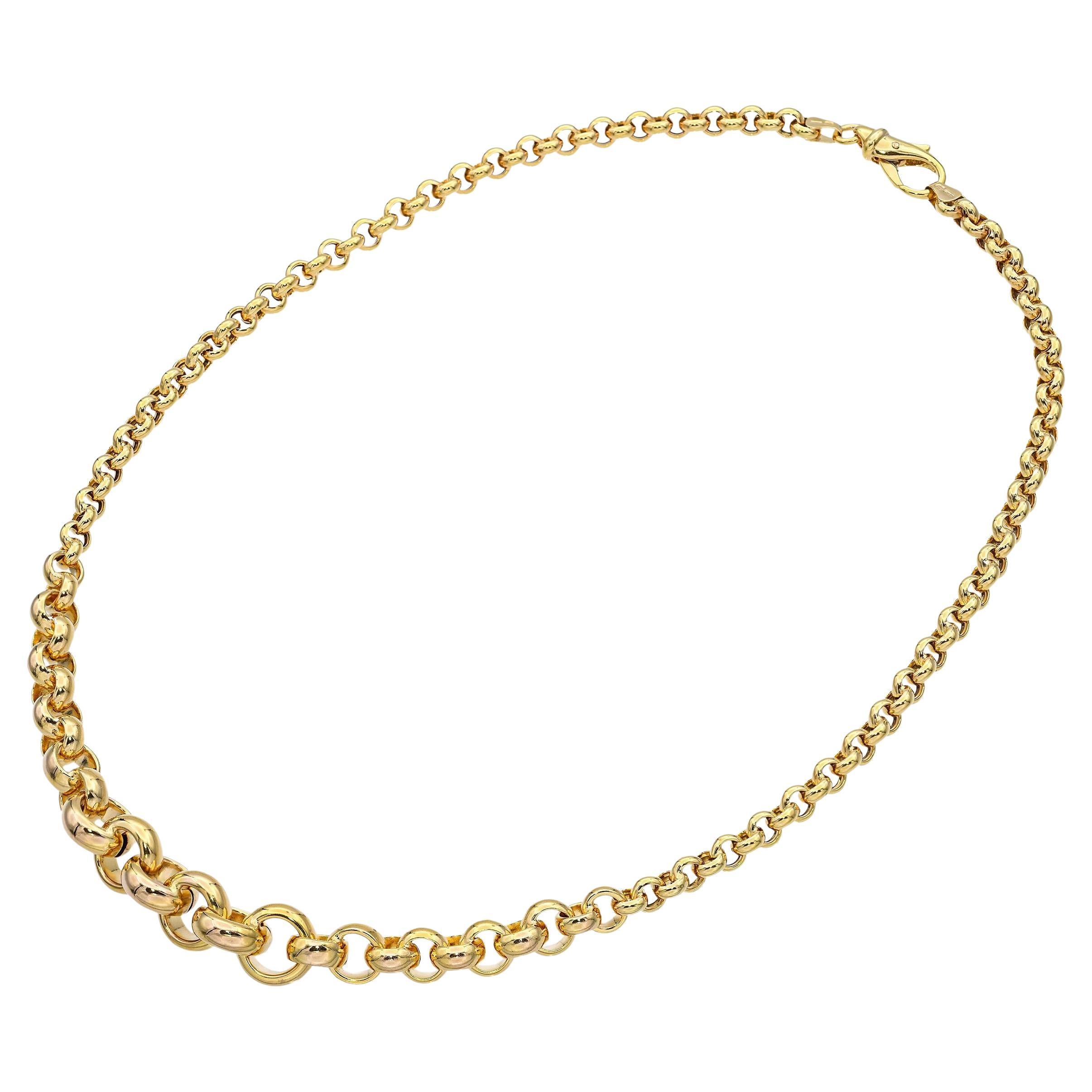 Questa elegante collana presenta una serie di maglie d'oro intrecciate, ciascuna lucidata a specchio. Il design passa da maglie più grandi e audaci al centro a maglie più piccole e delicate verso la chiusura, creando un look equilibrato e armonioso.