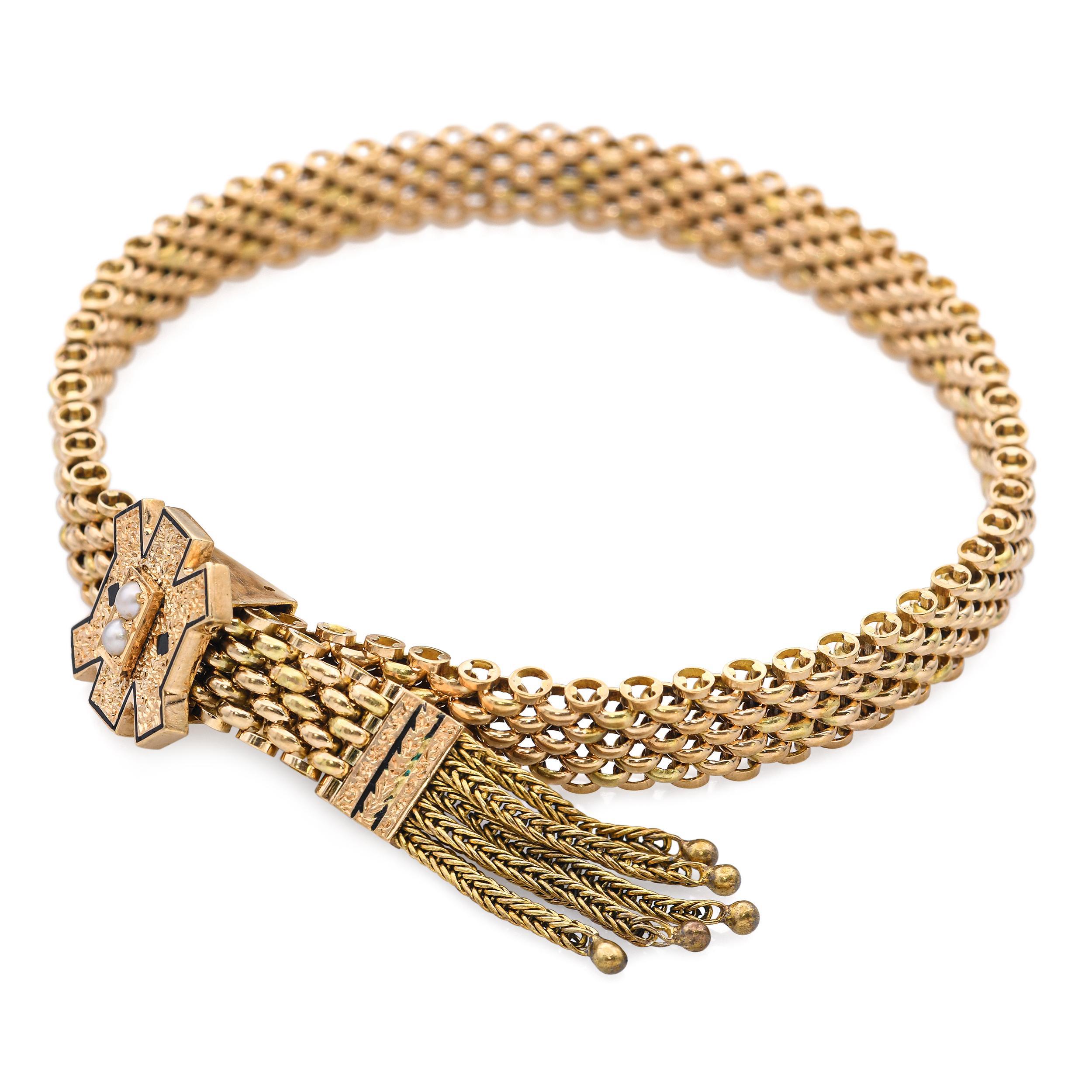 Antikgoldenes Maschenarmband mit verschnörkelter Schließe. Dieses exquisite Armband ist aus Gold gefertigt. Das Design zeigt ein gewebtes Netzmuster, das ein flexibles und elegantes Band schafft. Das Herzstück ist ein verschnörkelter Verschluss, der