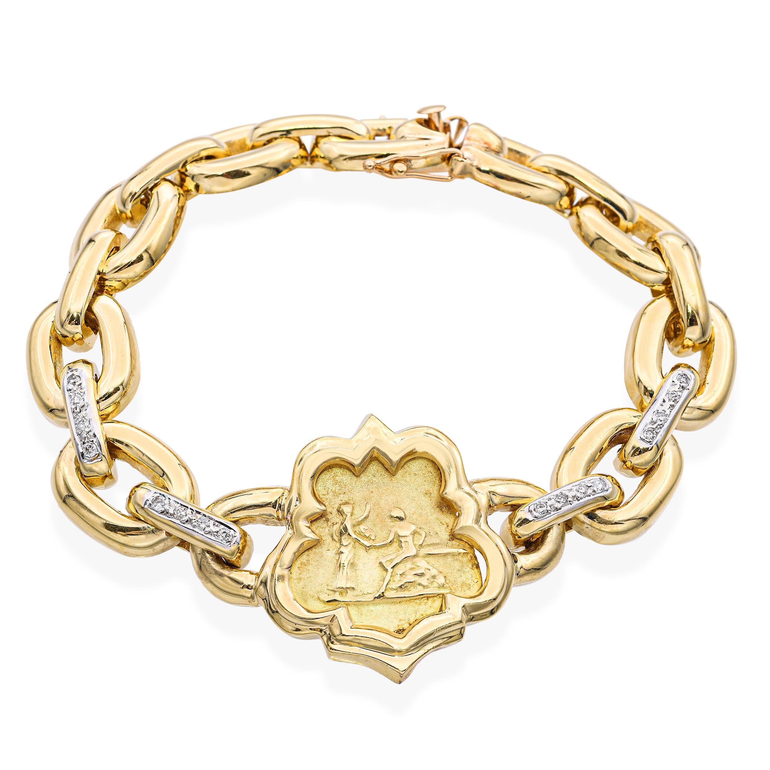 Bracciale in oro 14k con medaglione centrale e accenti di diamanti. Presenta un motivo centrale con figure. Le maglie della catena sono lucide e intervallate da segmenti con diamanti incastonati.

Peso: 29,2 grammi 
A. Stone: Diamanti 
Misure del