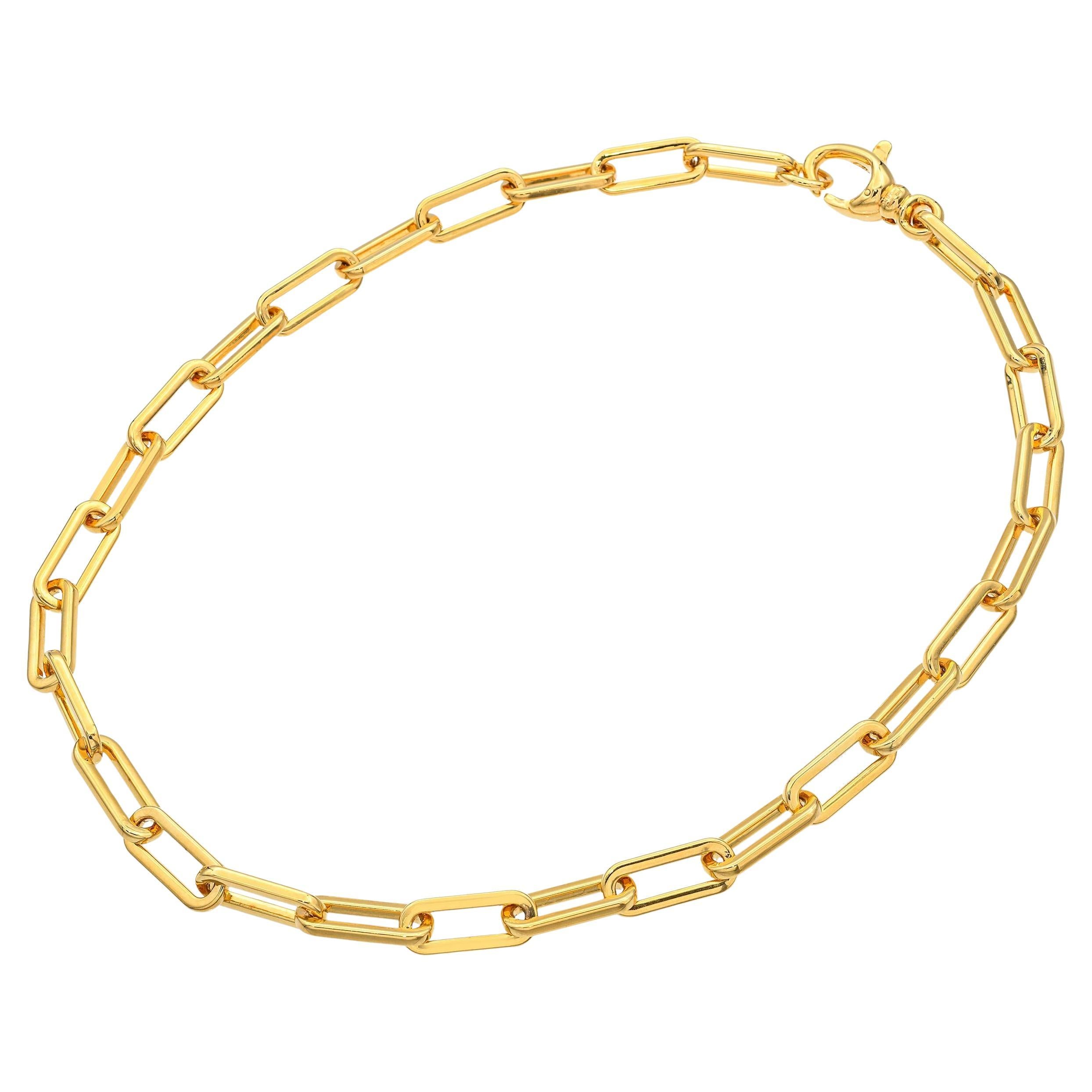 Questa elegante collana presenta una serie di maglie rettangolari allungate, ognuna meticolosamente lavorata per formare una catena senza soluzione di continuità. Le maglie sono lucidate a specchio e riflettono la luce a ogni movimento. Una chiusura