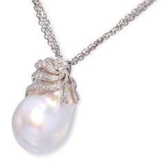 Collana vintage con ciondolo in oro bianco 18 carati con diamanti e perla barocca dei Mari del Sud da 17 mm