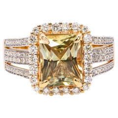 Anillo llamativo de oro amarillo de 14k con diáspora de cambio de color de 3,10 ct y diamantes