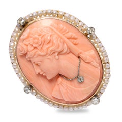 Broche antiguo de oro amarillo con camafeo de coral y marco de perlas de semilla y diamantes