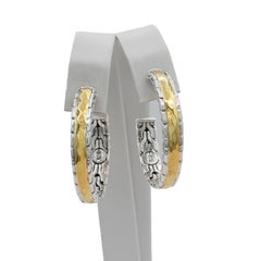 Orecchini a cerchio con texture in argento sterling e oro giallo 22k di John Hardy