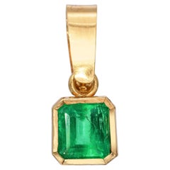 Ciondolo vintage in oro giallo 18k con smeraldo colombiano