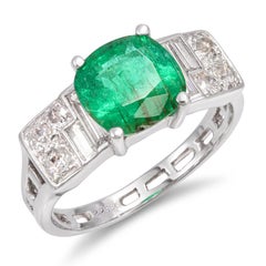 Antiker Art-Déco-Ring aus Platin mit Smaragd und Diamanten im alten europäischen Schliff