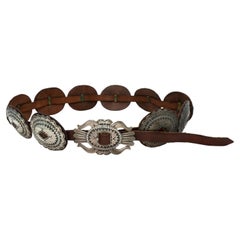 Ceinture de style sud-ouest en argent sterling, ornée d'un concho en cuir festonné estampé