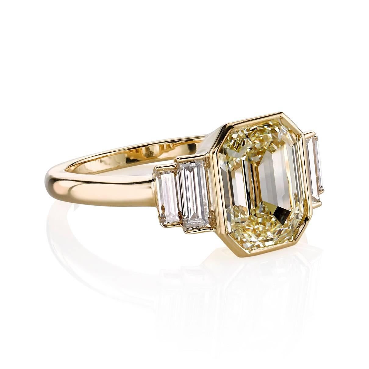3.06ct M/VS2 HRD-zertifizierter Diamant im Smaragdschliff:: gefasst in einer handgefertigten Fassung aus 18 Karat Gelbgold. Ein klassisches und elegantes Design mit eingefassten Diamanten und Baguette-Akzenten.
