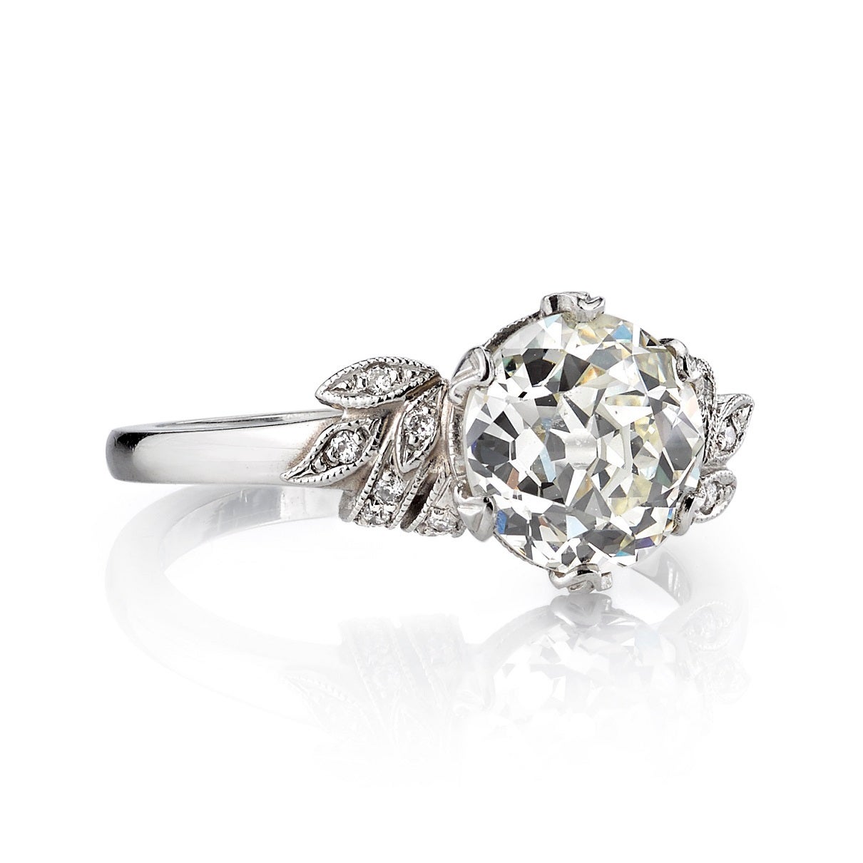 1.99ct L/VS1 GIA-zertifizierter Diamant im alten europäischen Schliff, gefasst in einer handgefertigten Platinfassung. Ein klassisches, viktorianisch inspiriertes Design mit floralen Motiven.