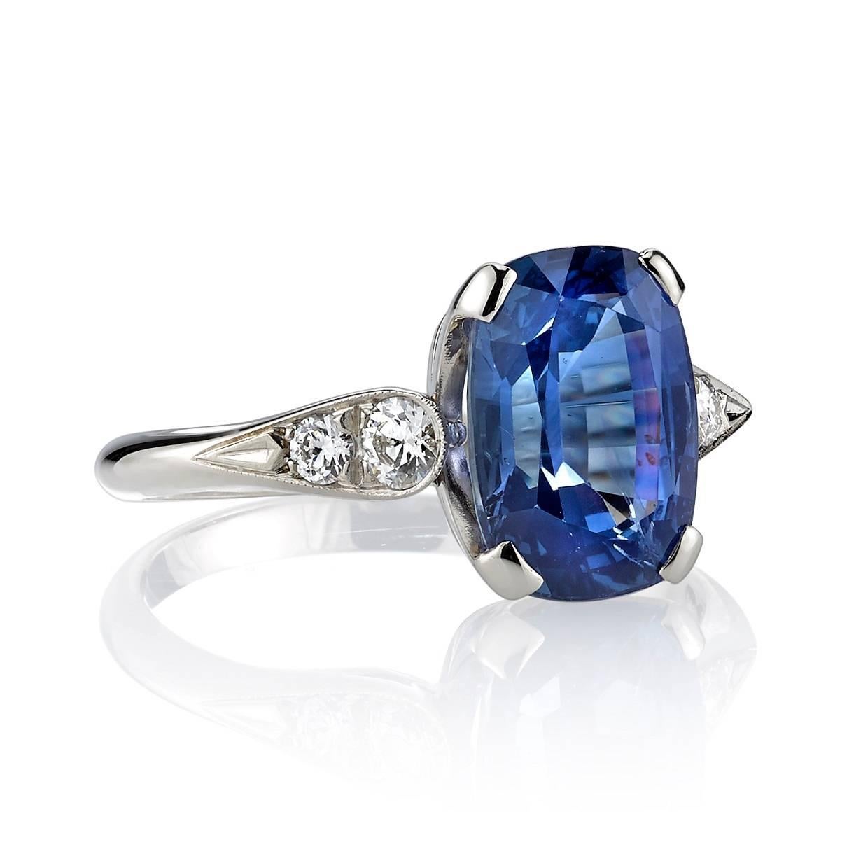 3.77ct Cushion cut Sapphire in einer handgefertigten 18k Weißgoldfassung. Ein klassisches Design mit einem in Zacken gefassten Diamanten und einem sich verjüngenden Band.